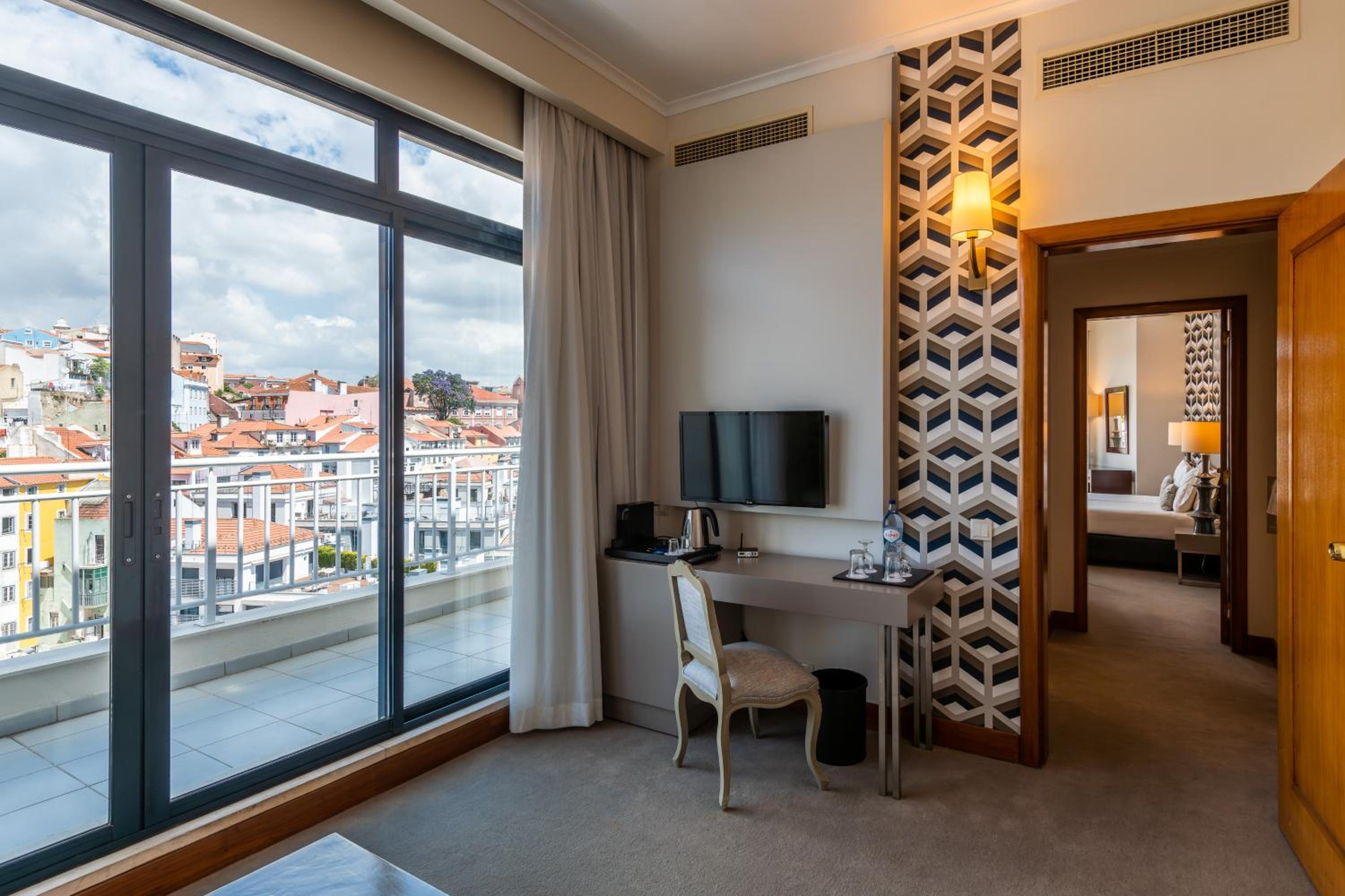 Suite with Balcony - Photo 5