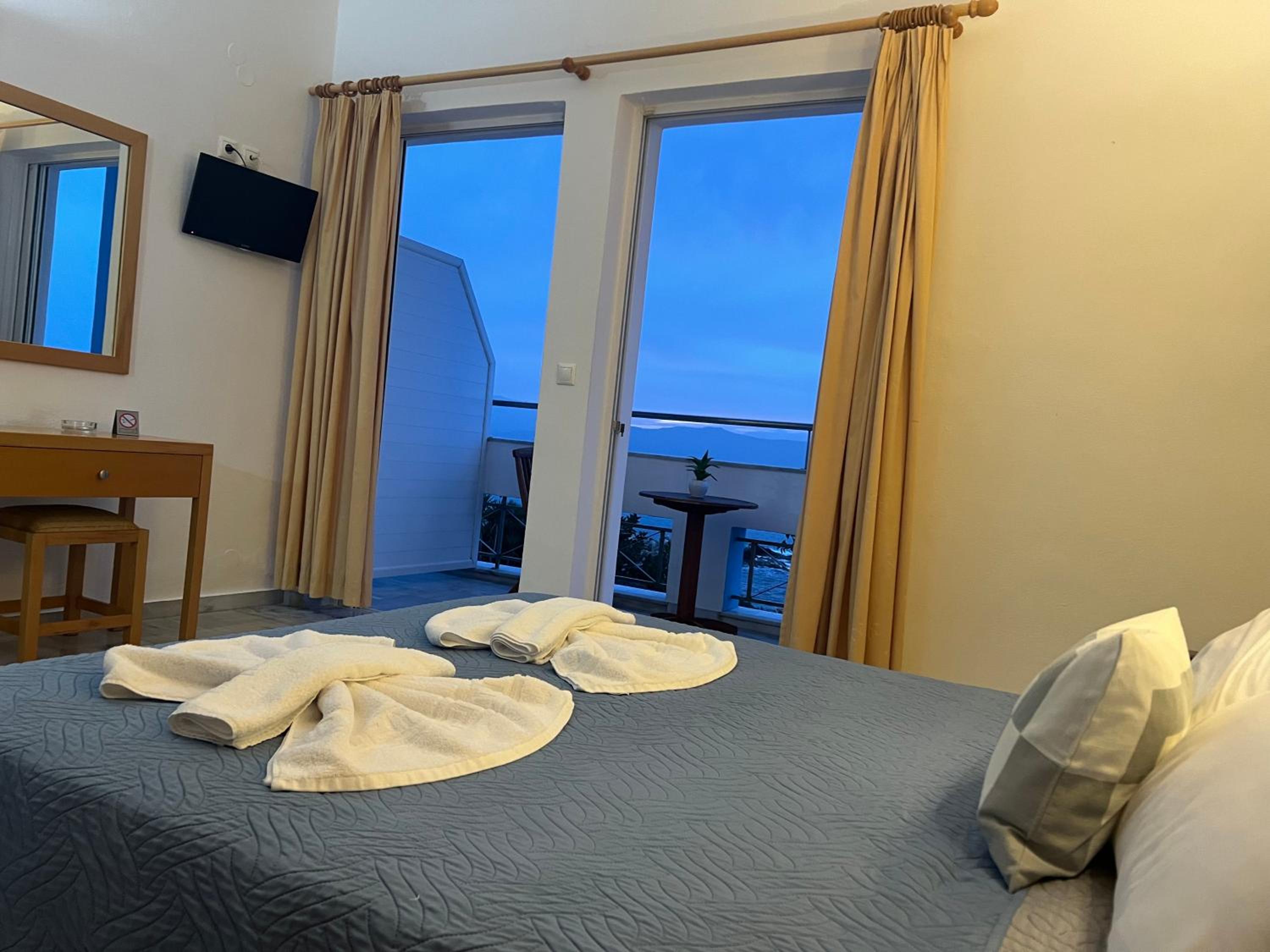 Double or Twin Room with Partial Sea View