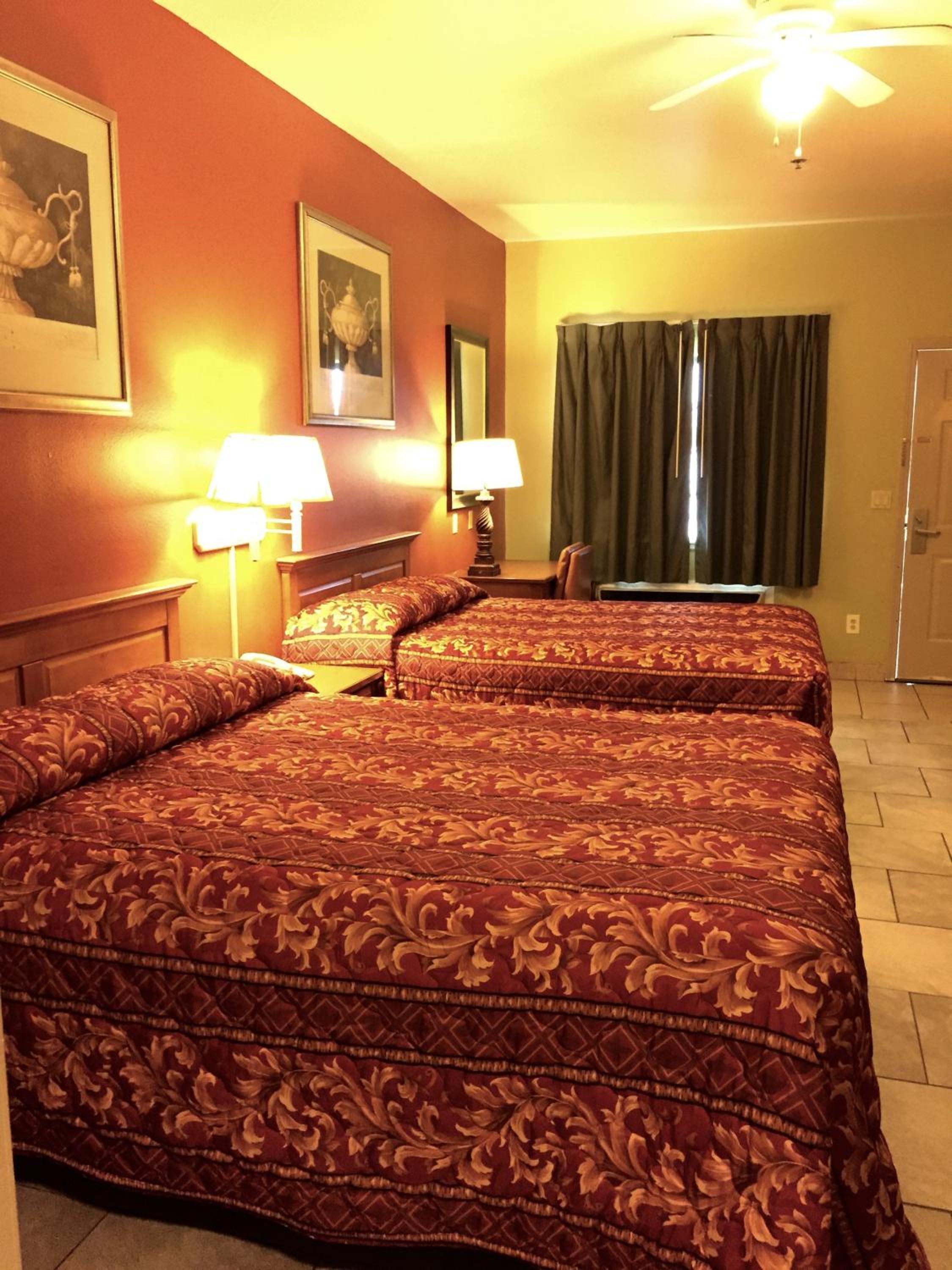 Queen Room with Two Queen Beds photo 3