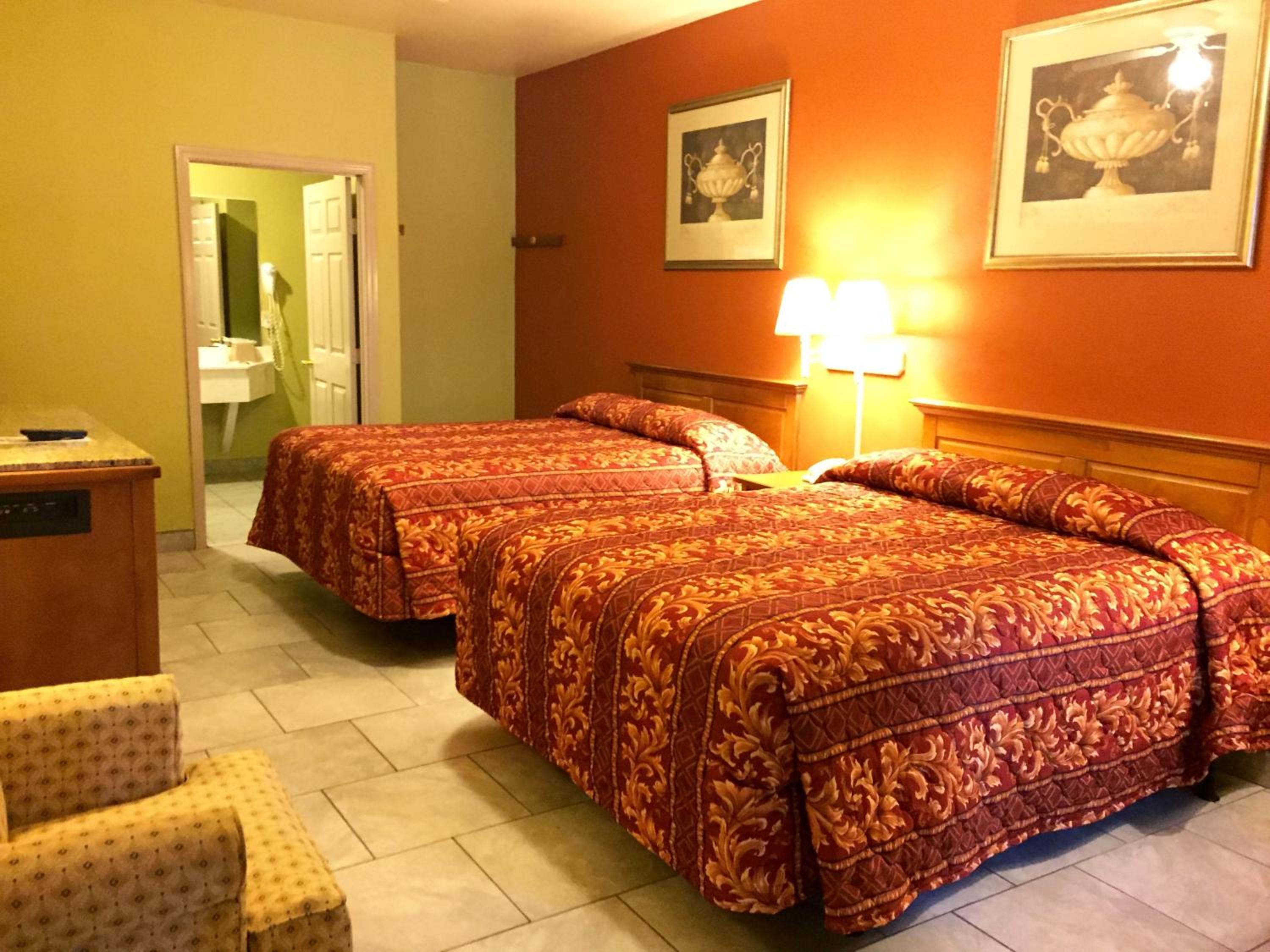 Queen Room with Two Queen Beds photo 1