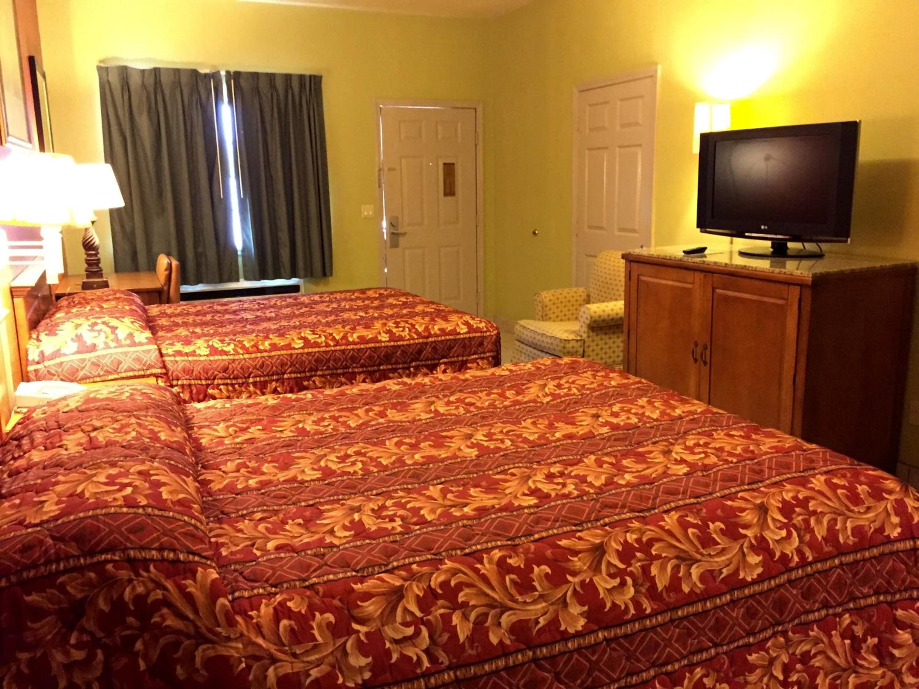 Queen Room with Two Queen Beds photo 2