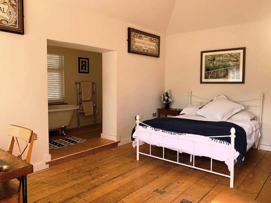 One-Bedroom House photo 1