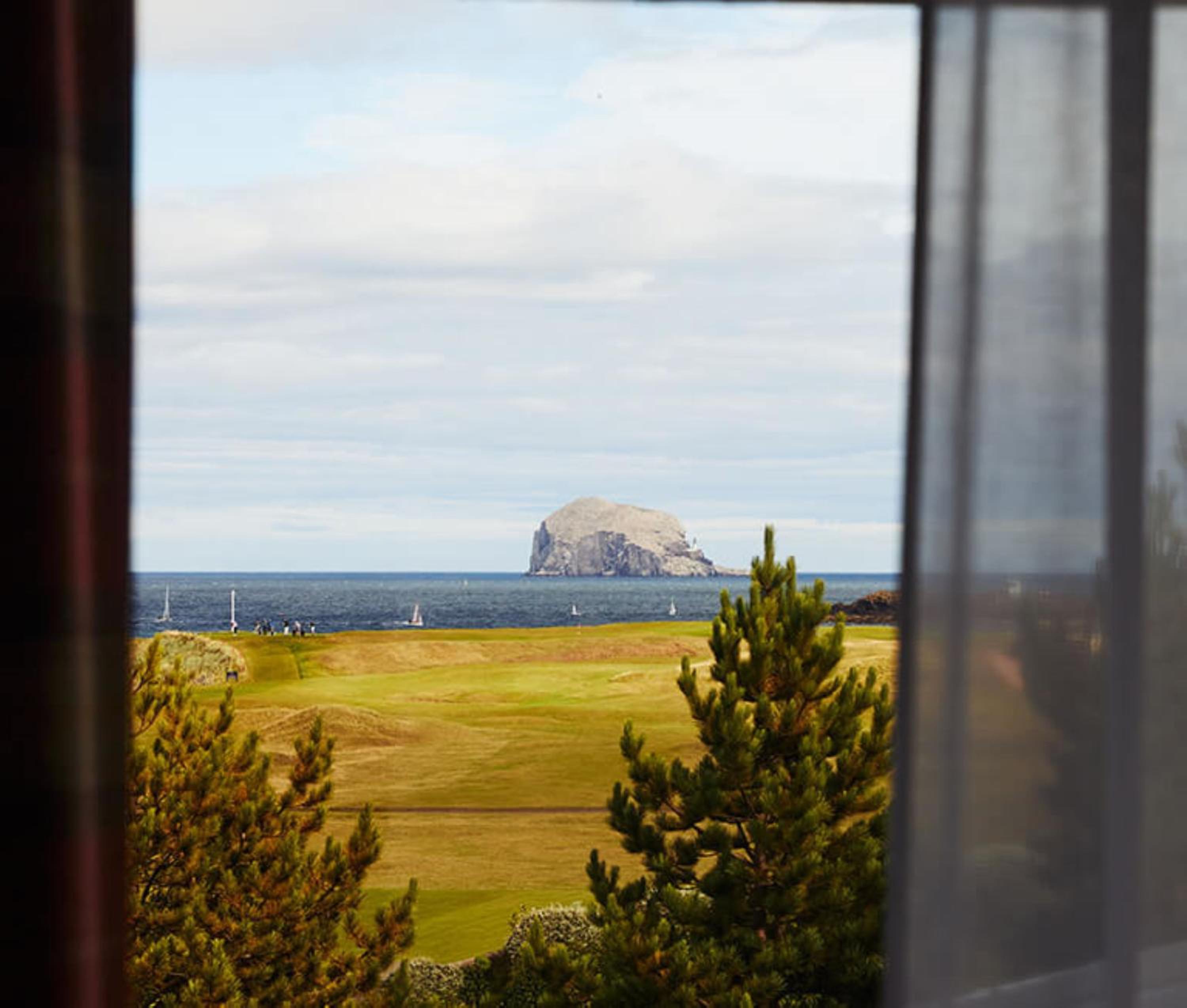 Deluxe Suite with Sea View - Photo 6