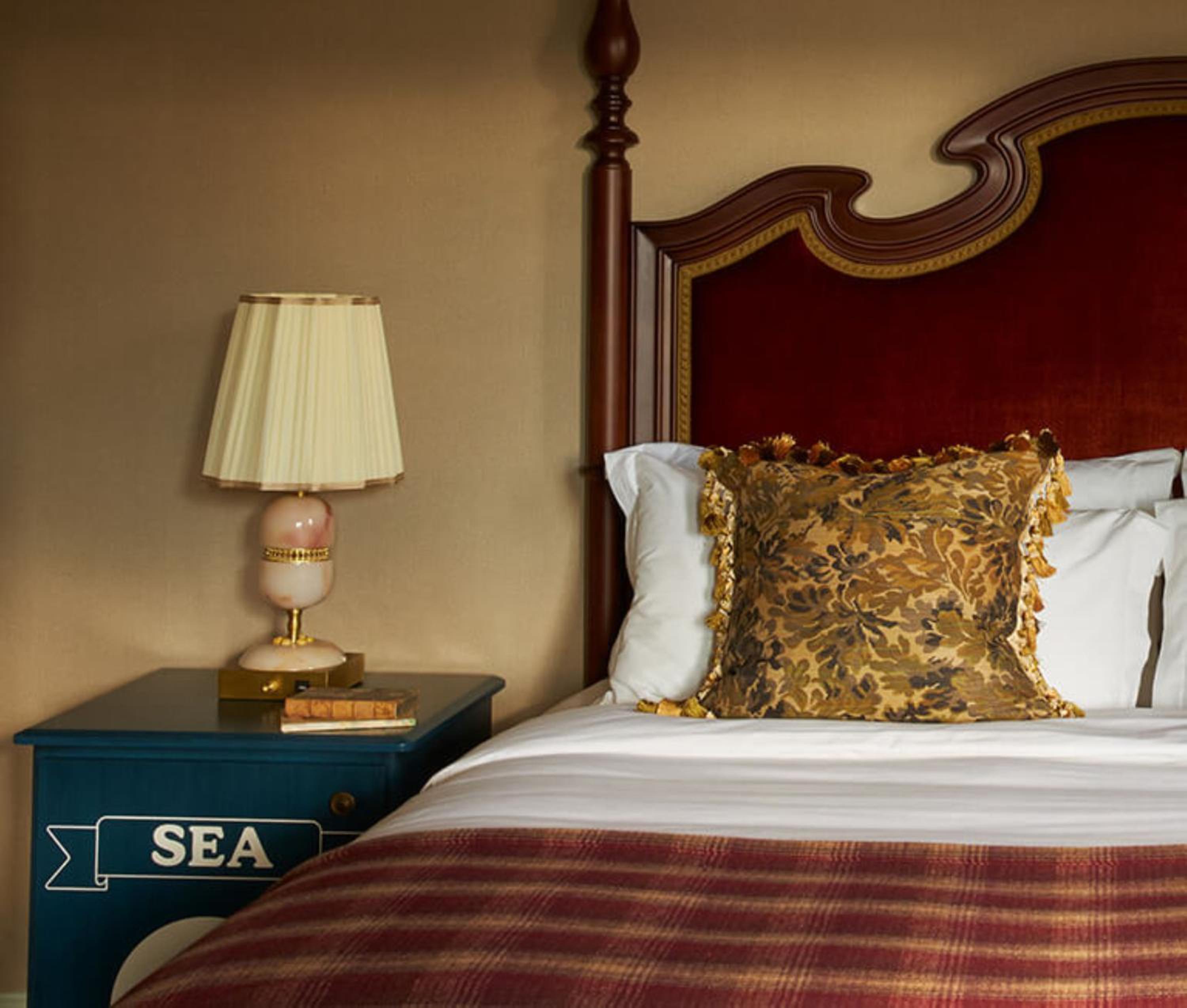 Deluxe Suite with Sea View - Photo 3