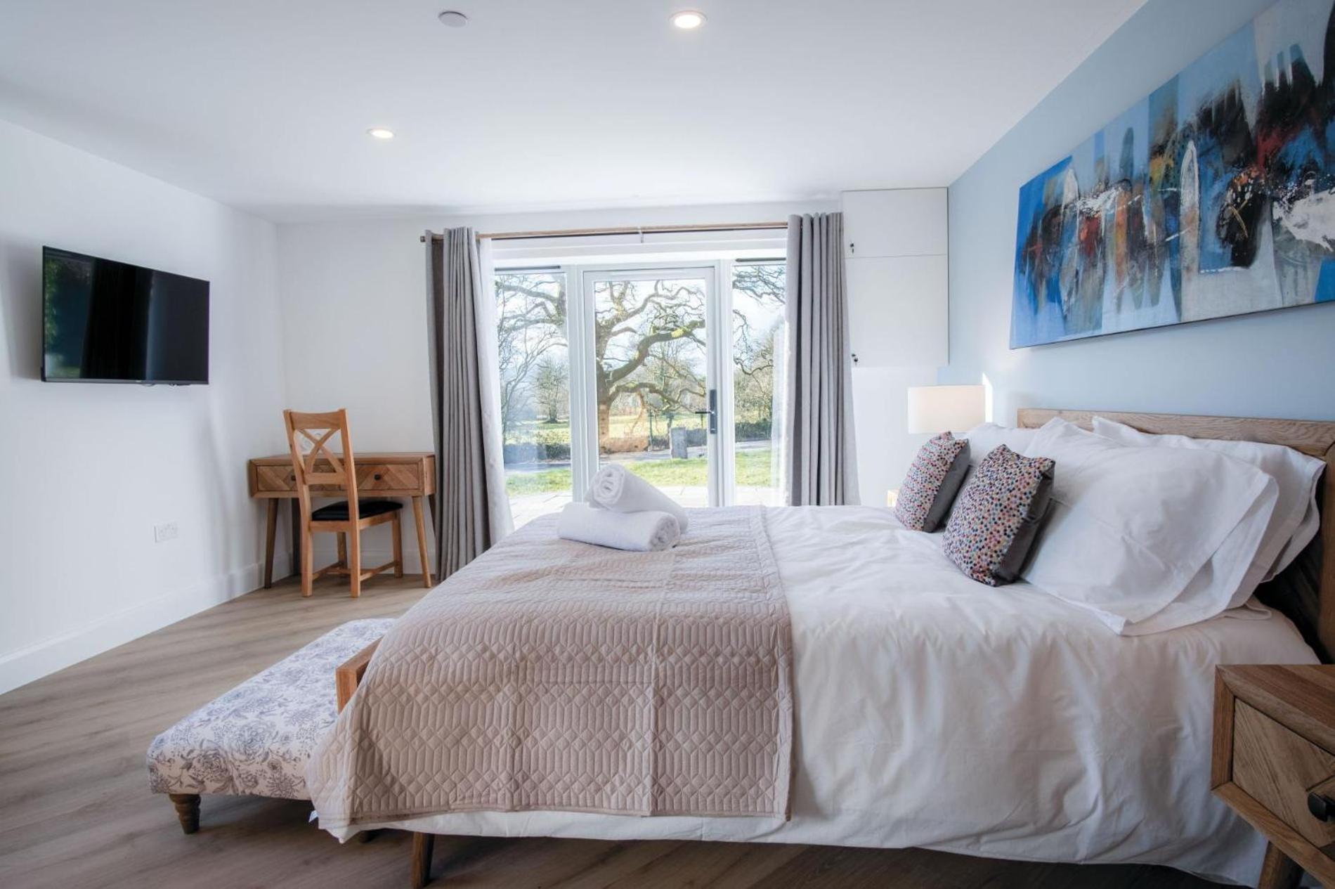 One-Bedroom Apartment - Photo 3