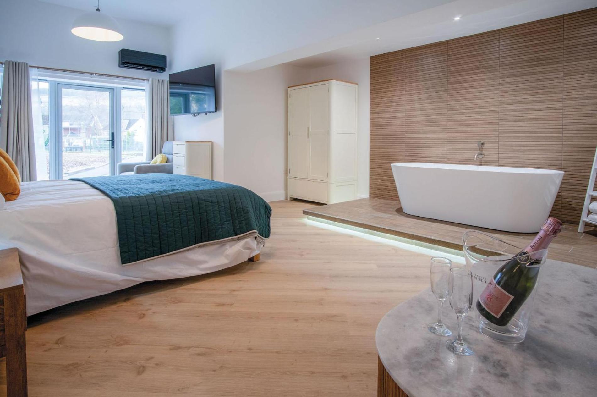 One-Bedroom Apartment - Photo 3