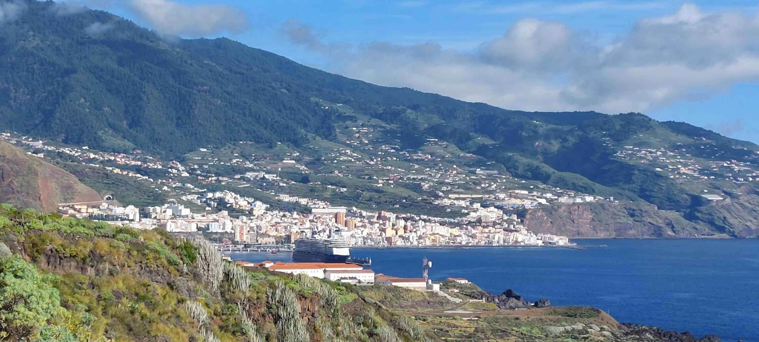 Two-Bedroom Deluxe Apartment with Garden View photo 3