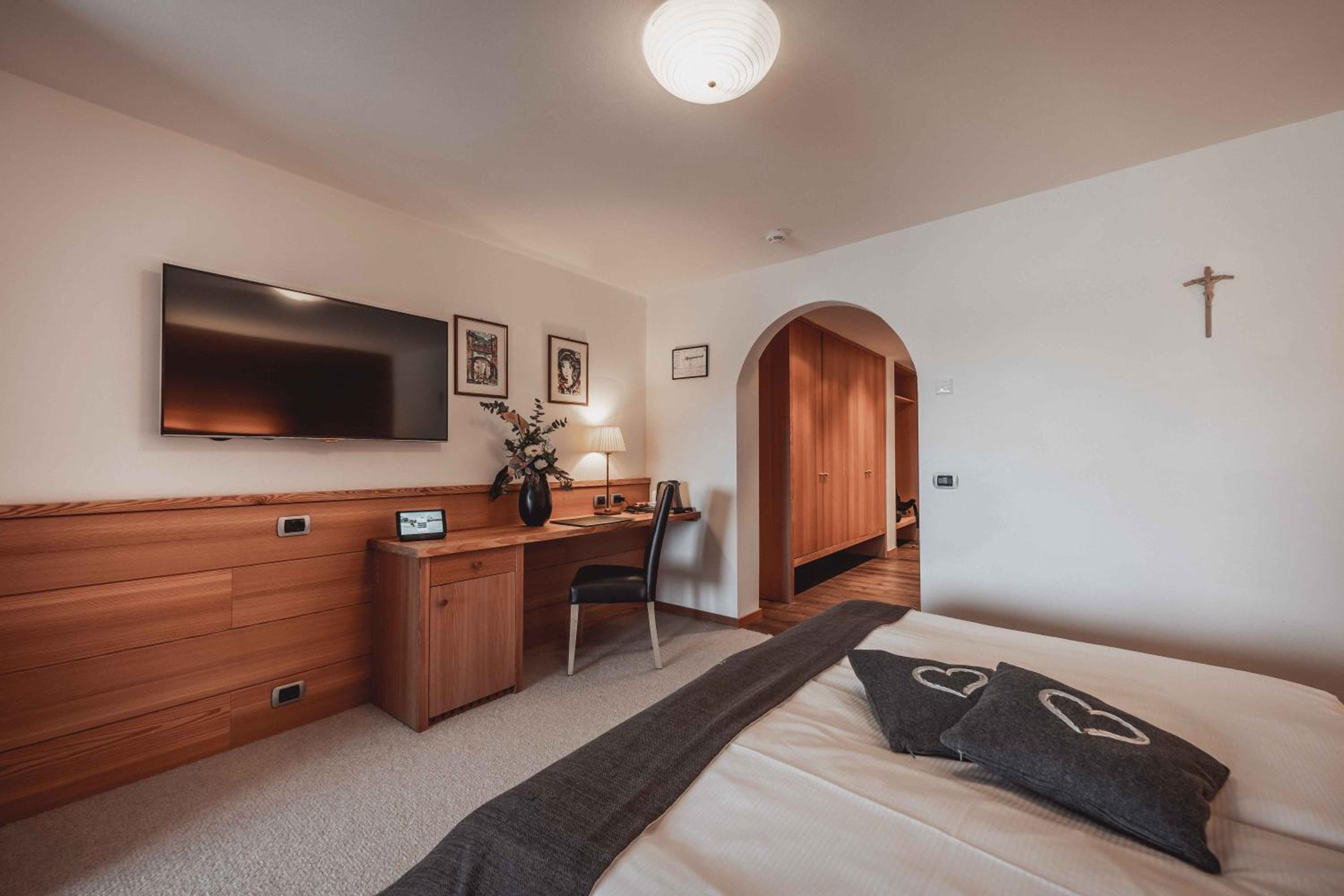 Junior Suite with Balcony - Photo 10