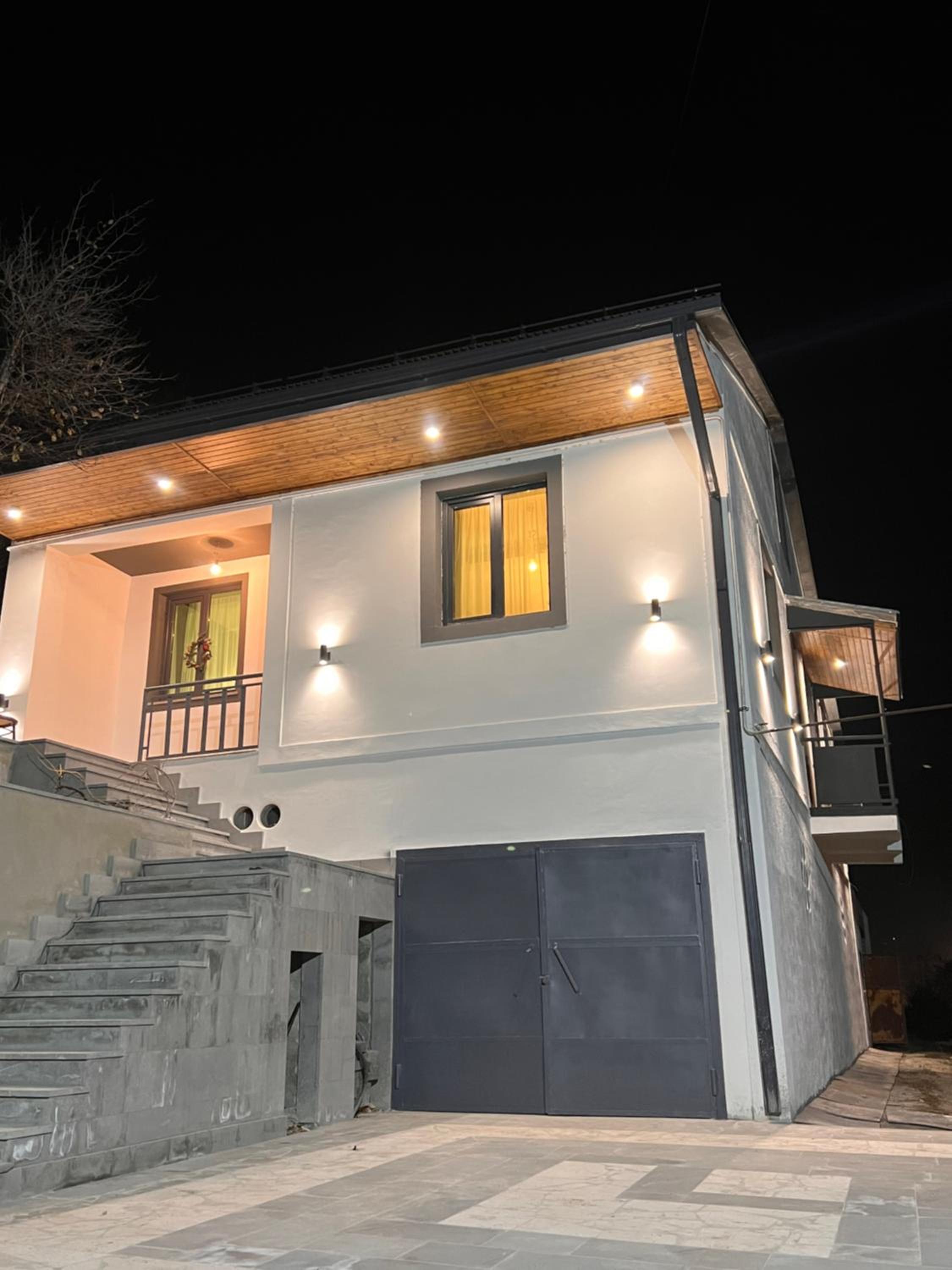 Three-Bedroom House photo 3