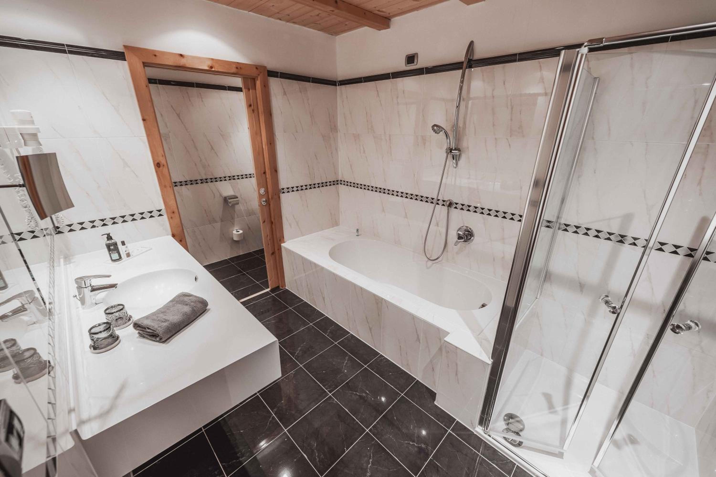 Junior Suite with Balcony - Photo 11