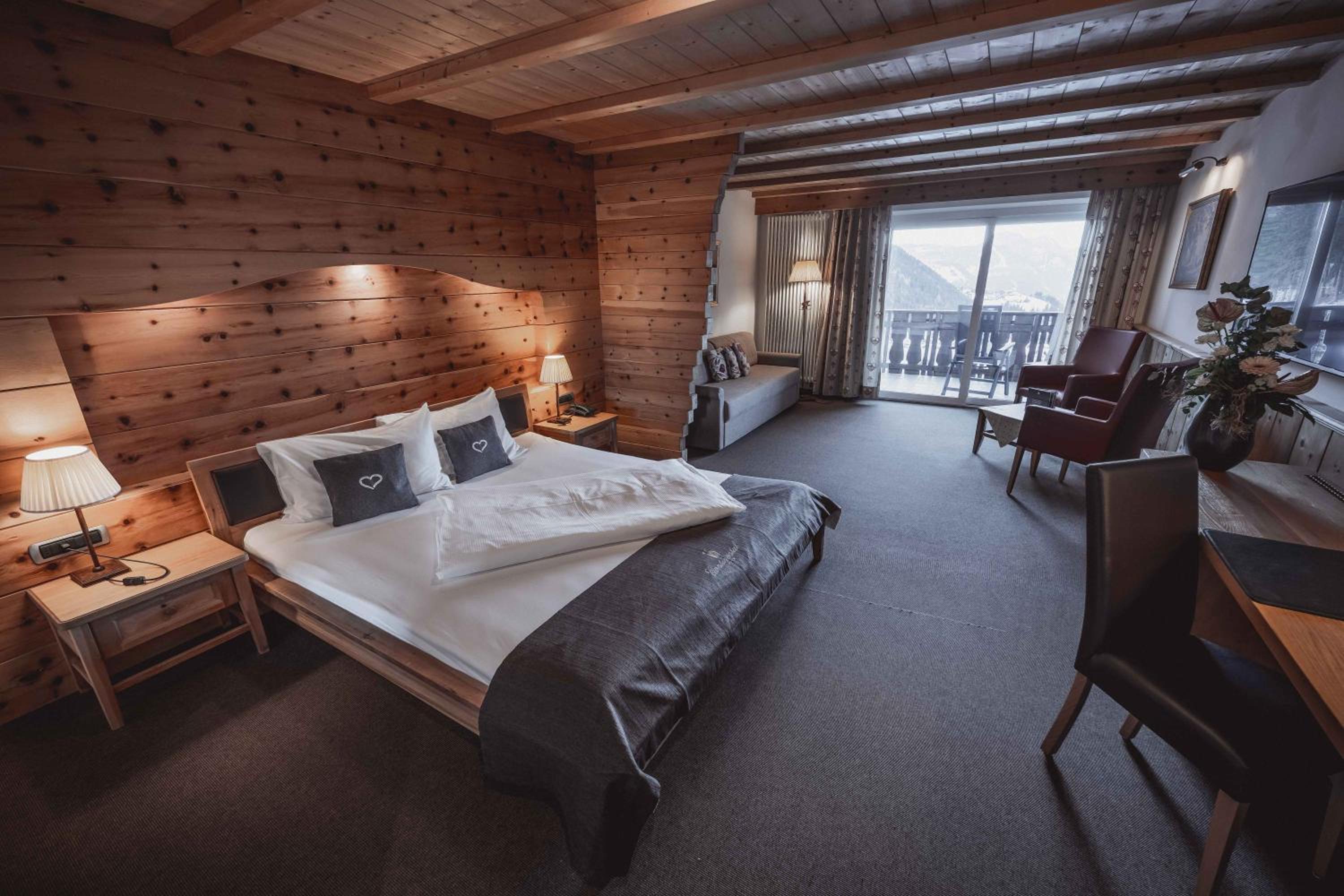 Junior Suite with Balcony - Photo 13