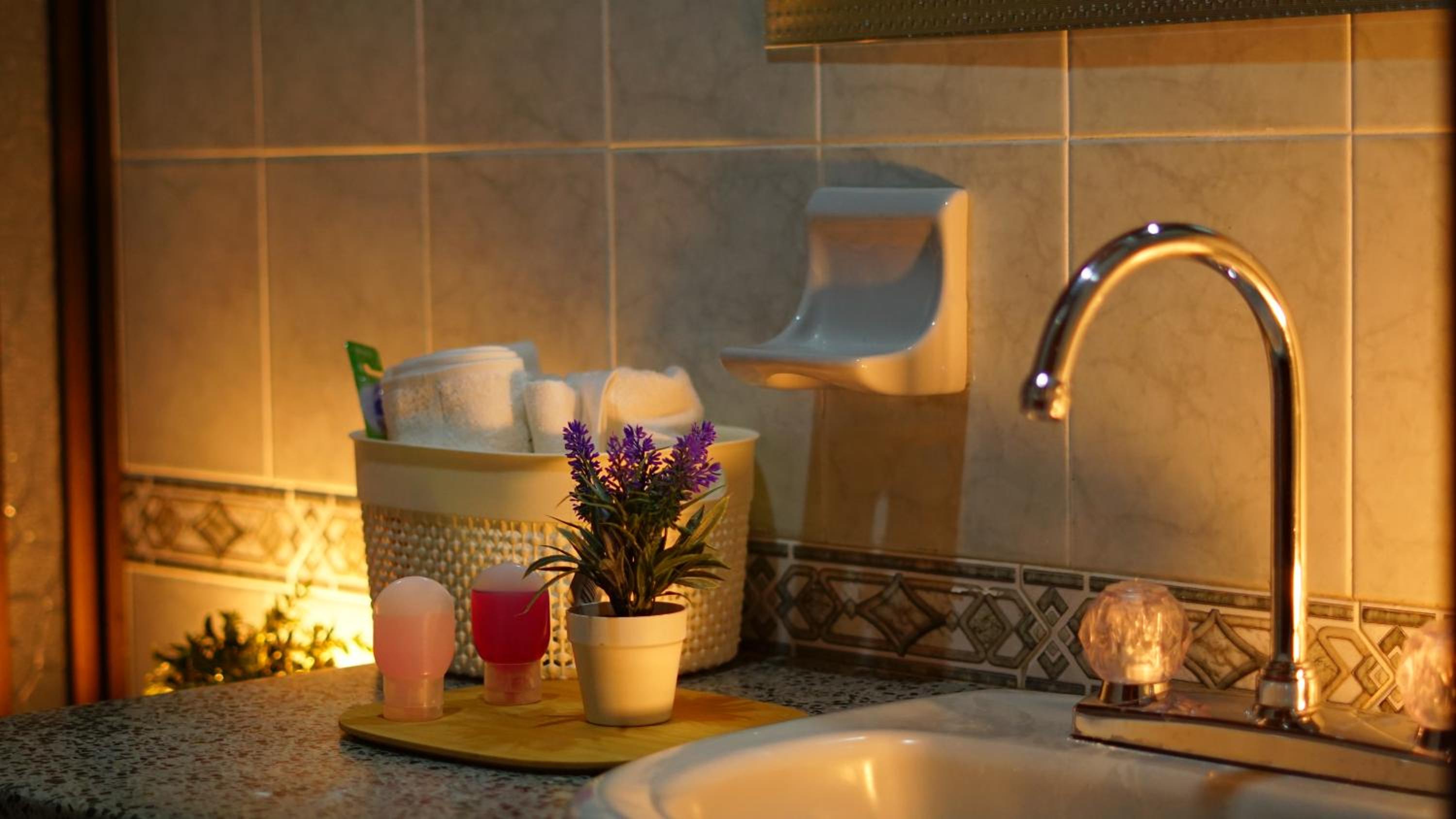 Queen Room With Shared Bathroom photo 2