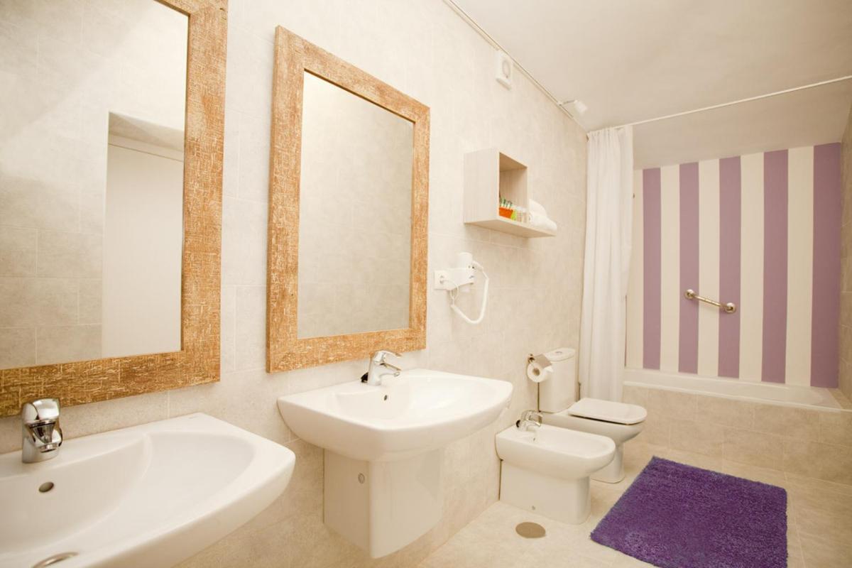 Quadruple Room with Bath photo 3