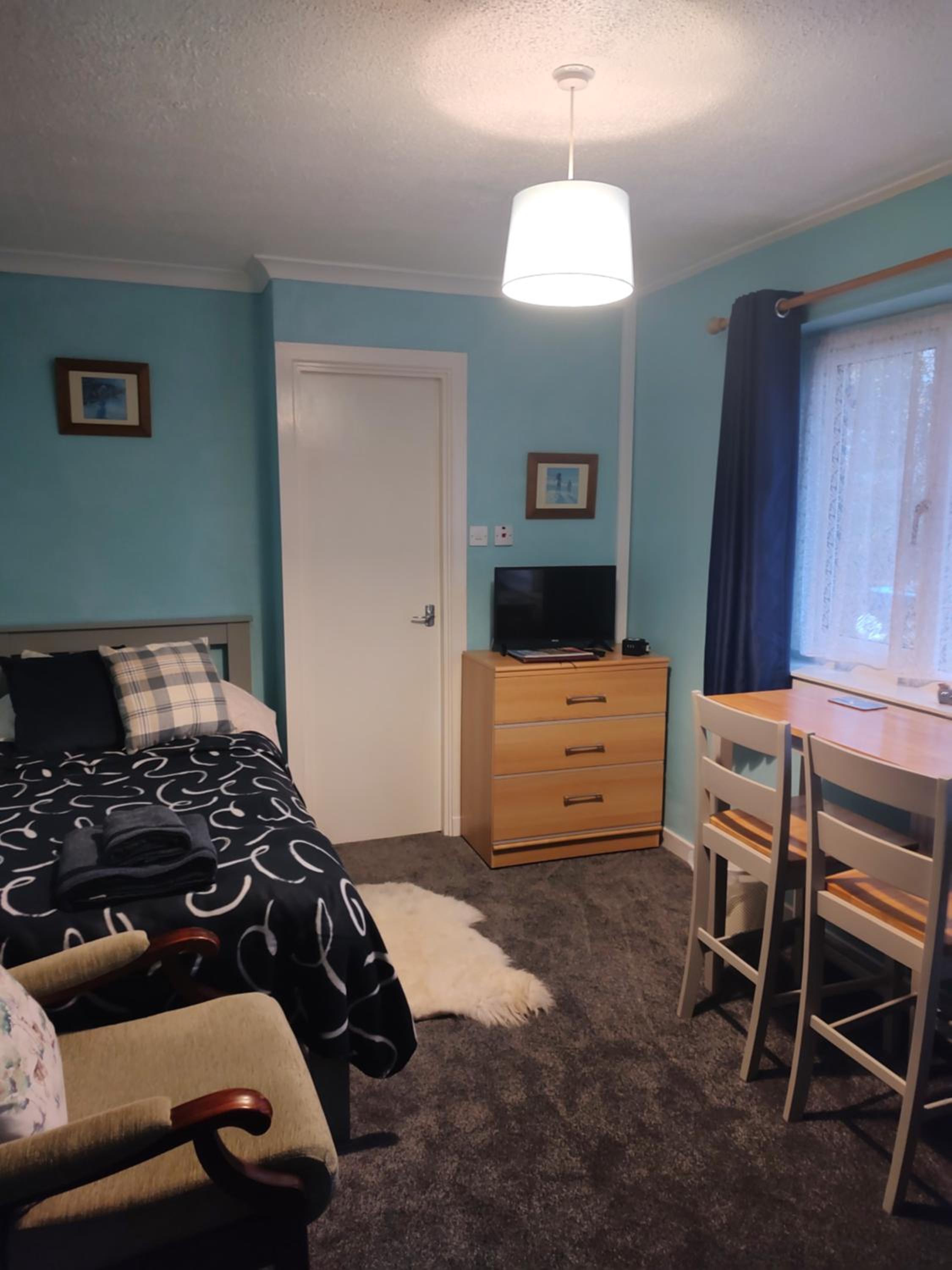 Twin Room with Shower - Photo 4