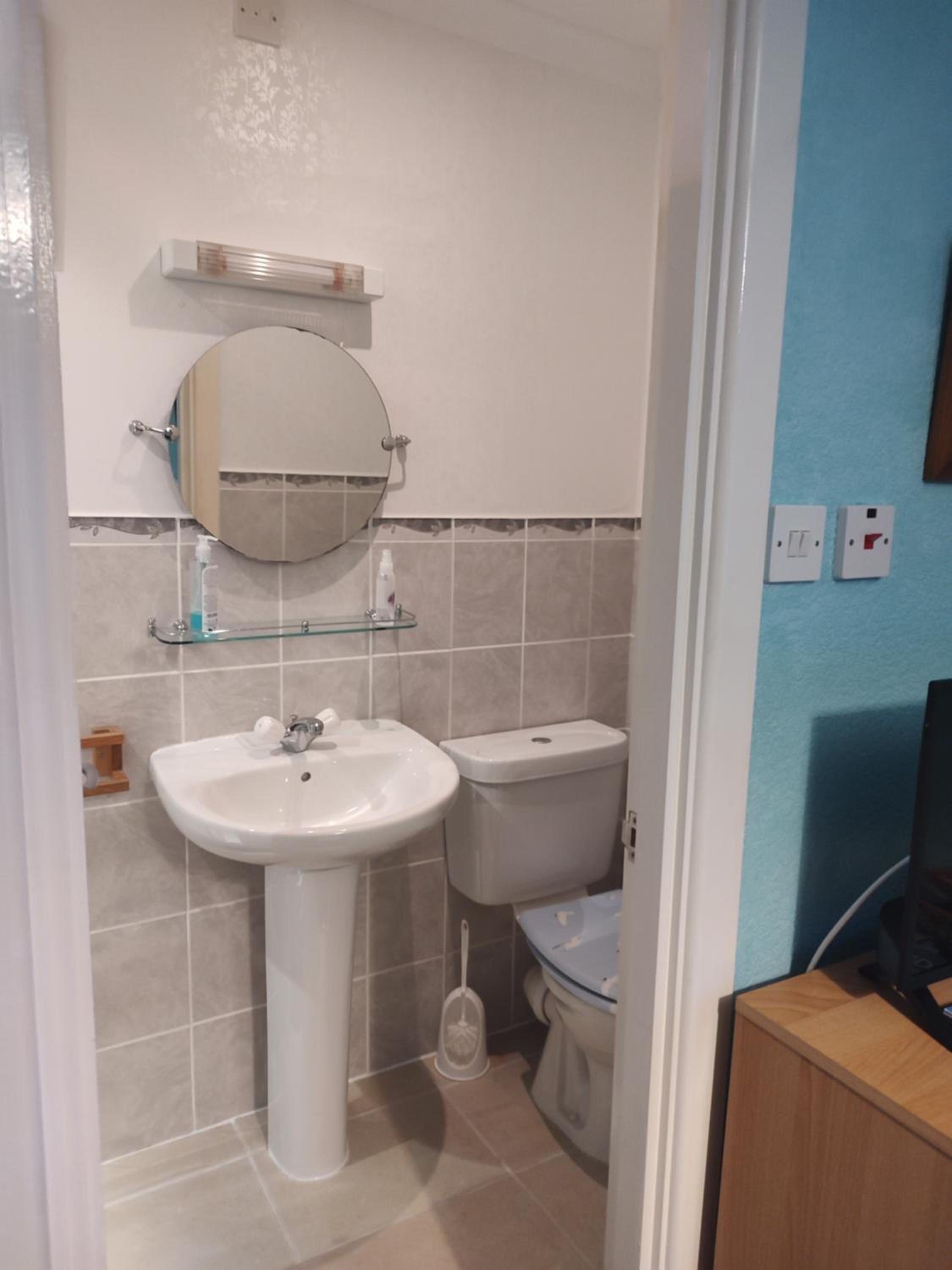 Twin Room with Shower - Photo 5