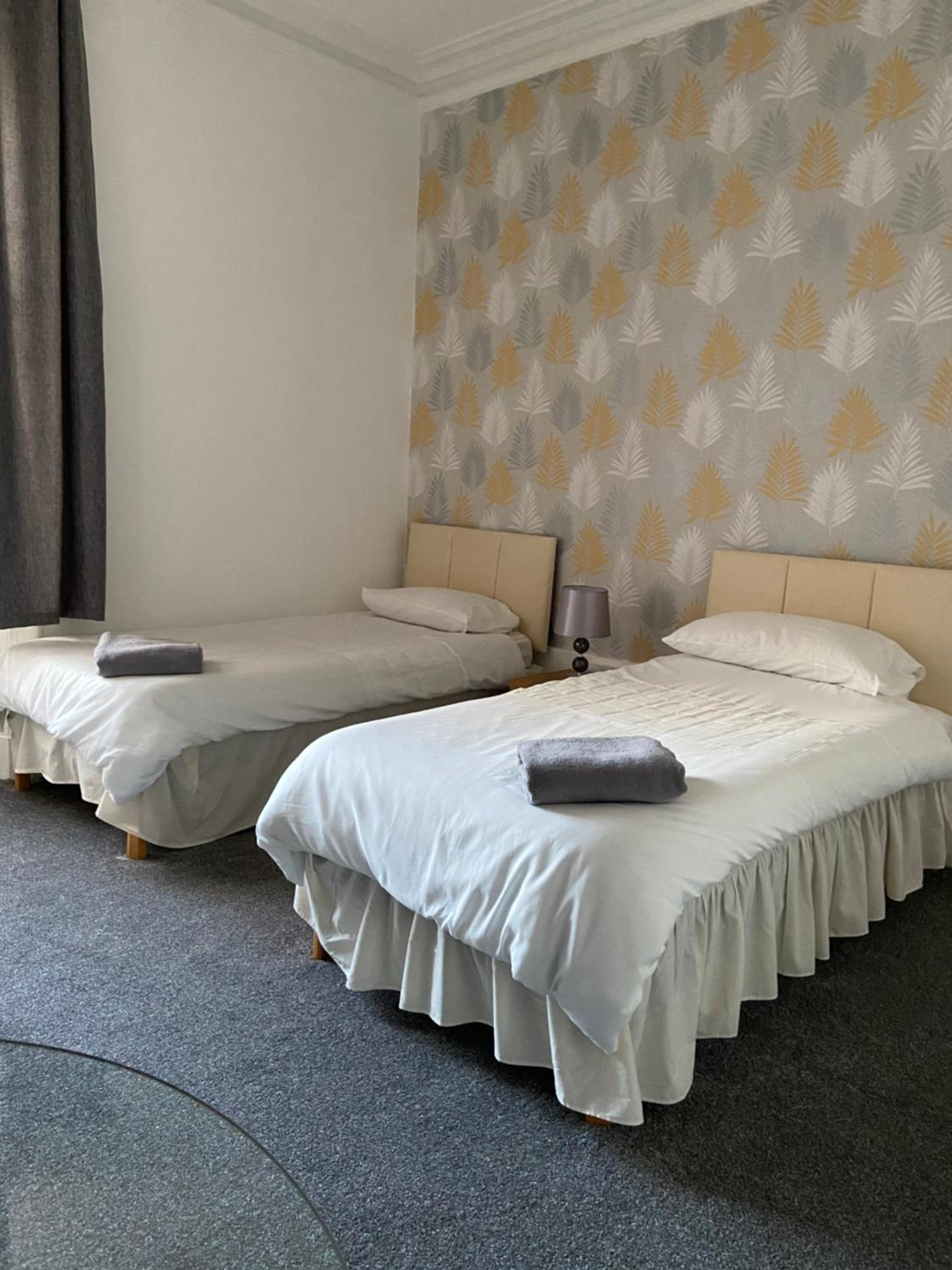 Twin Room with Bathroom - Photo 1