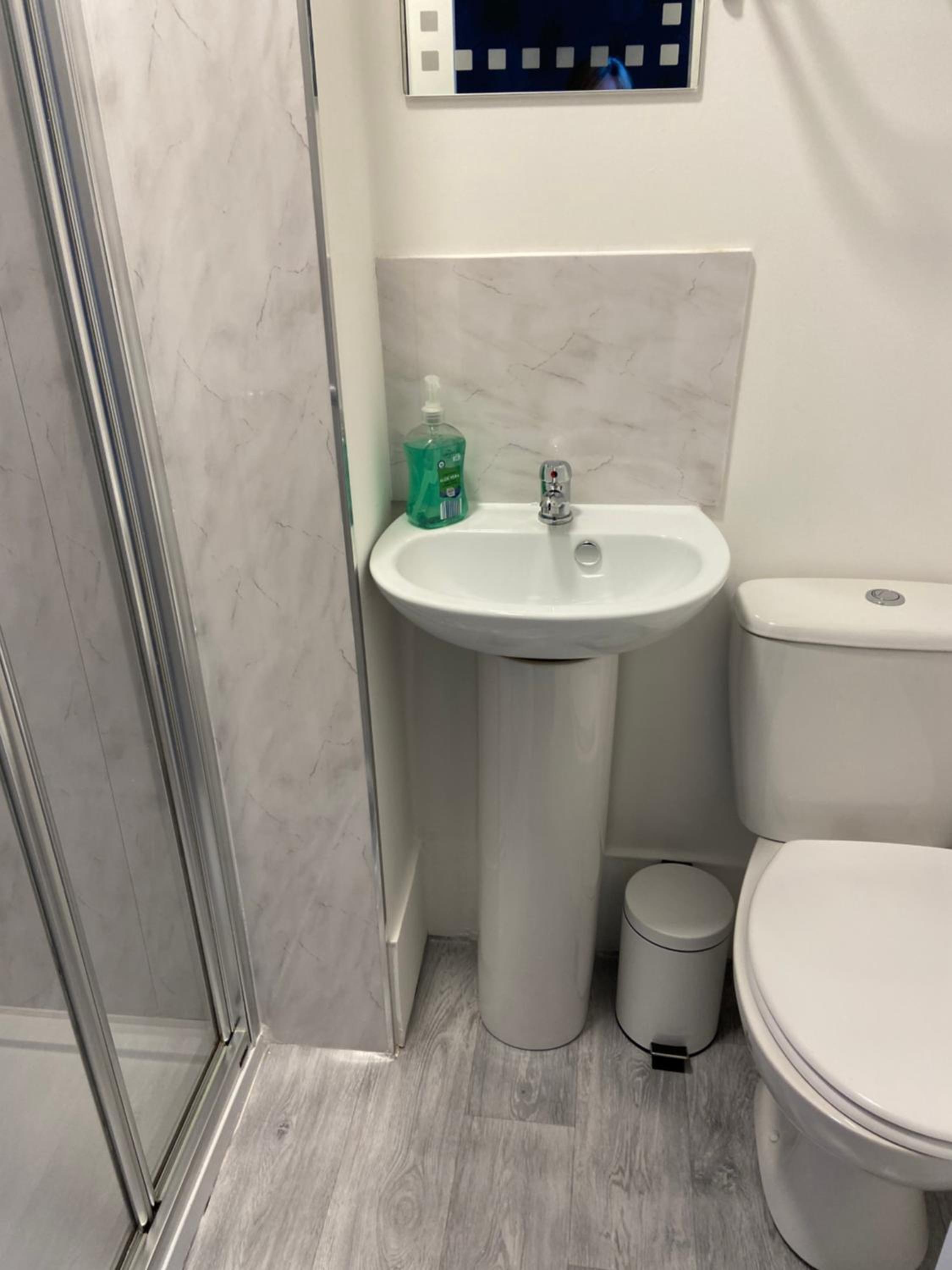 Twin Room with Bathroom - Photo 3