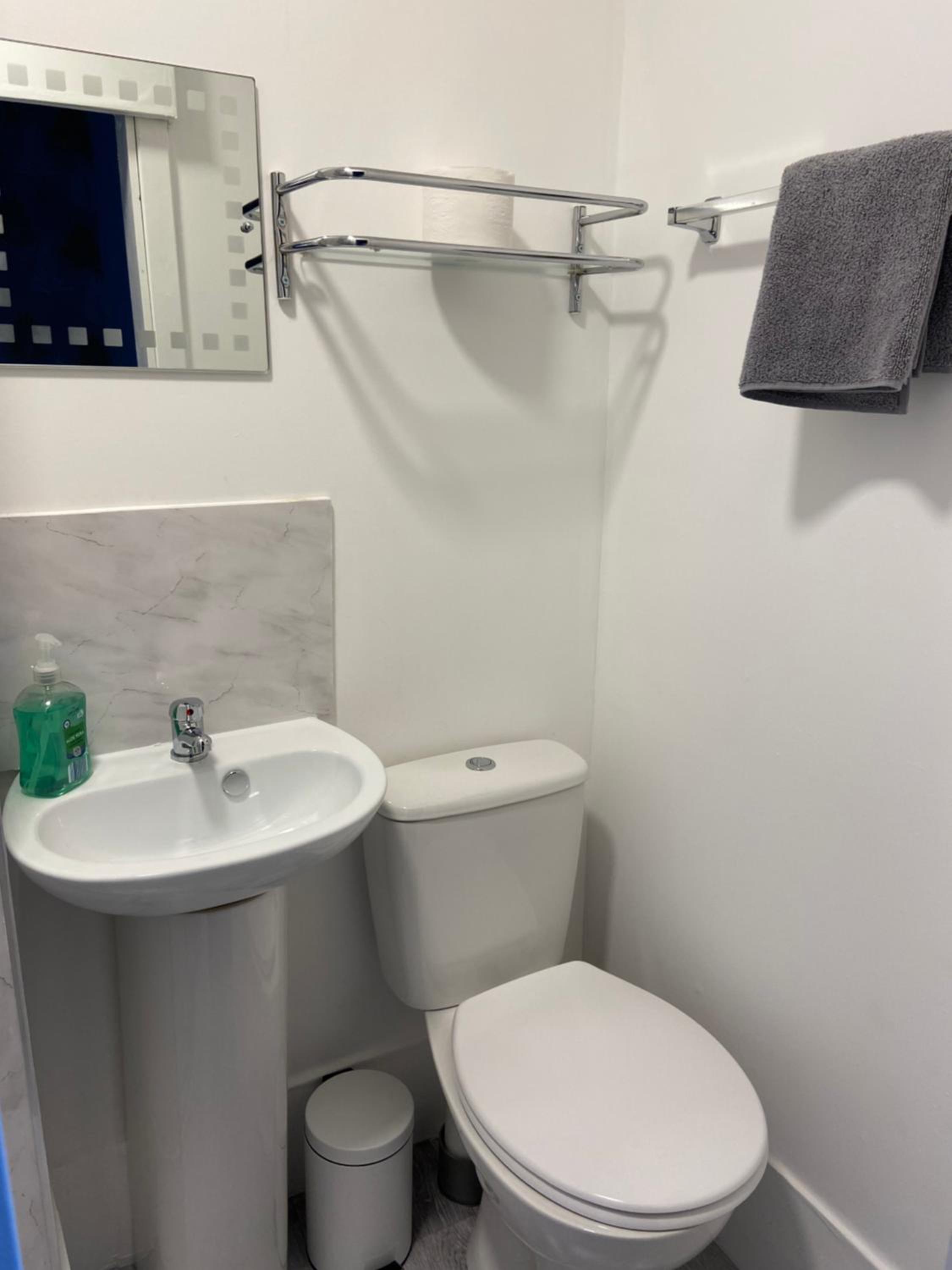 Twin Room with Bathroom - Photo 4