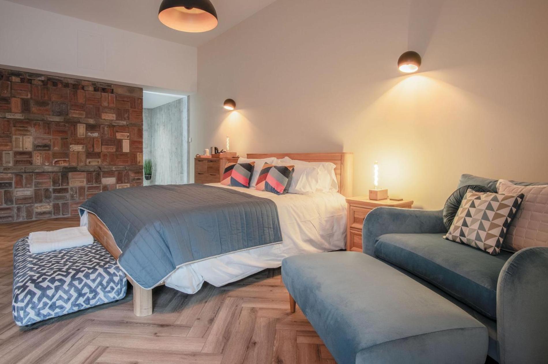 One-Bedroom Apartment - Photo 1