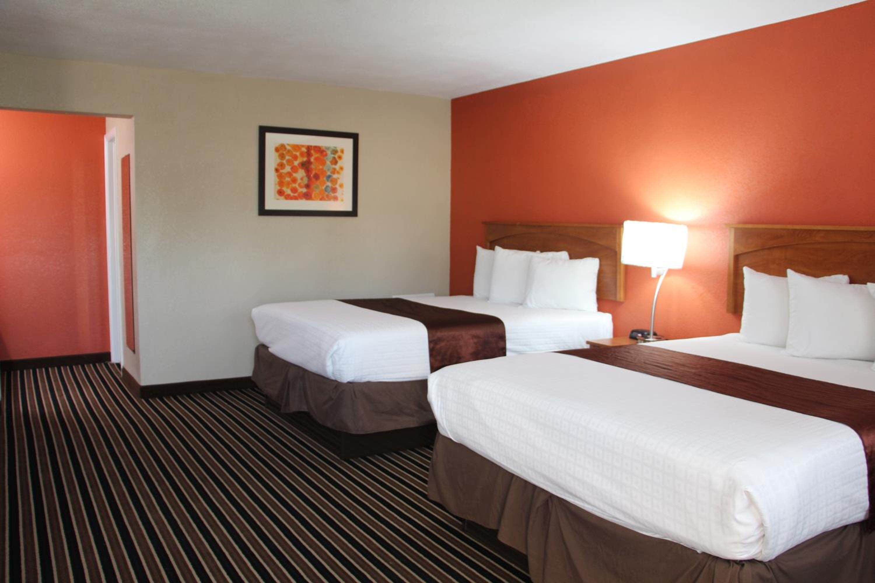 Queen Room with Two Queen Beds - Non-Smoking - Photo 4