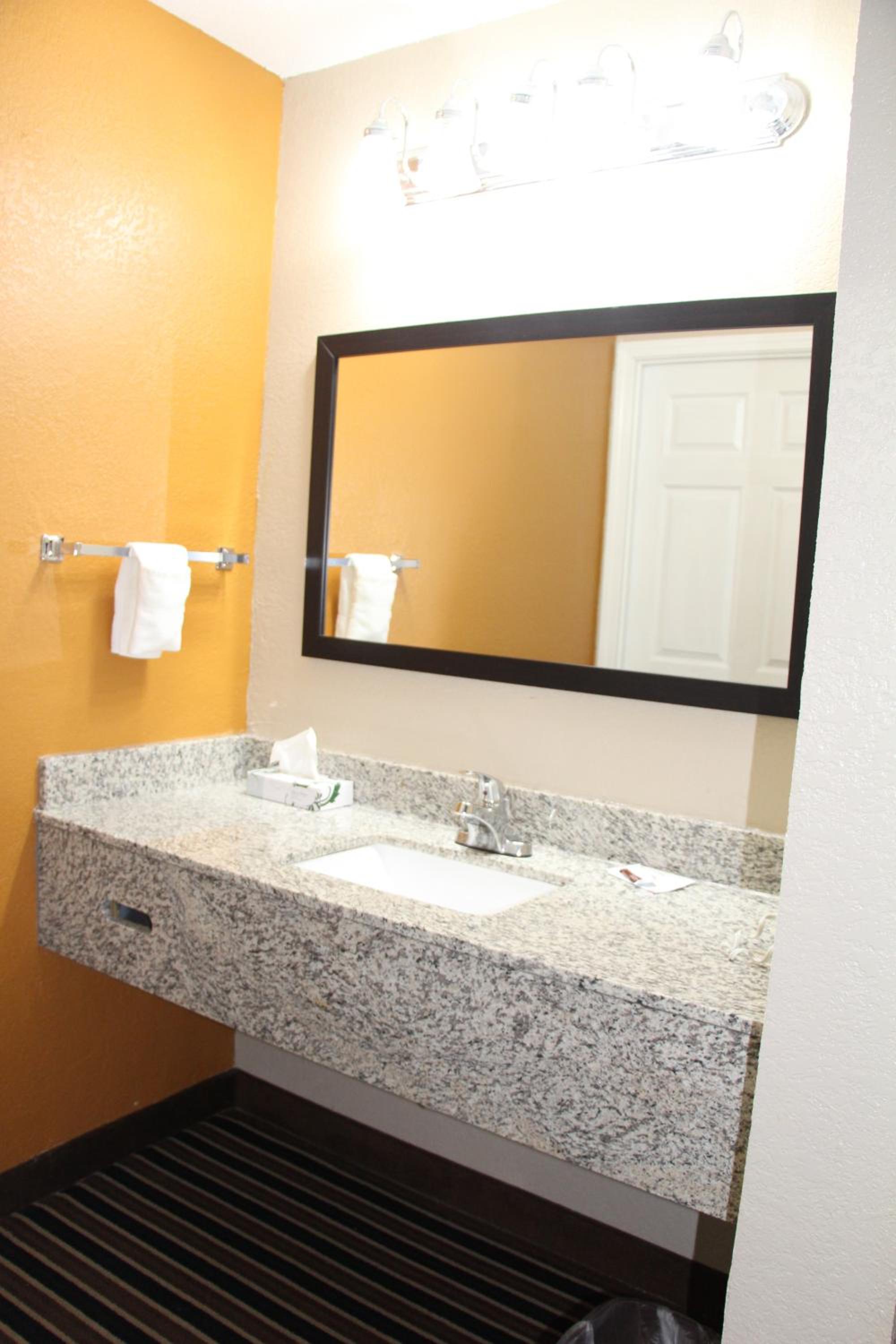 King Room - Non-Smoking - Photo 10