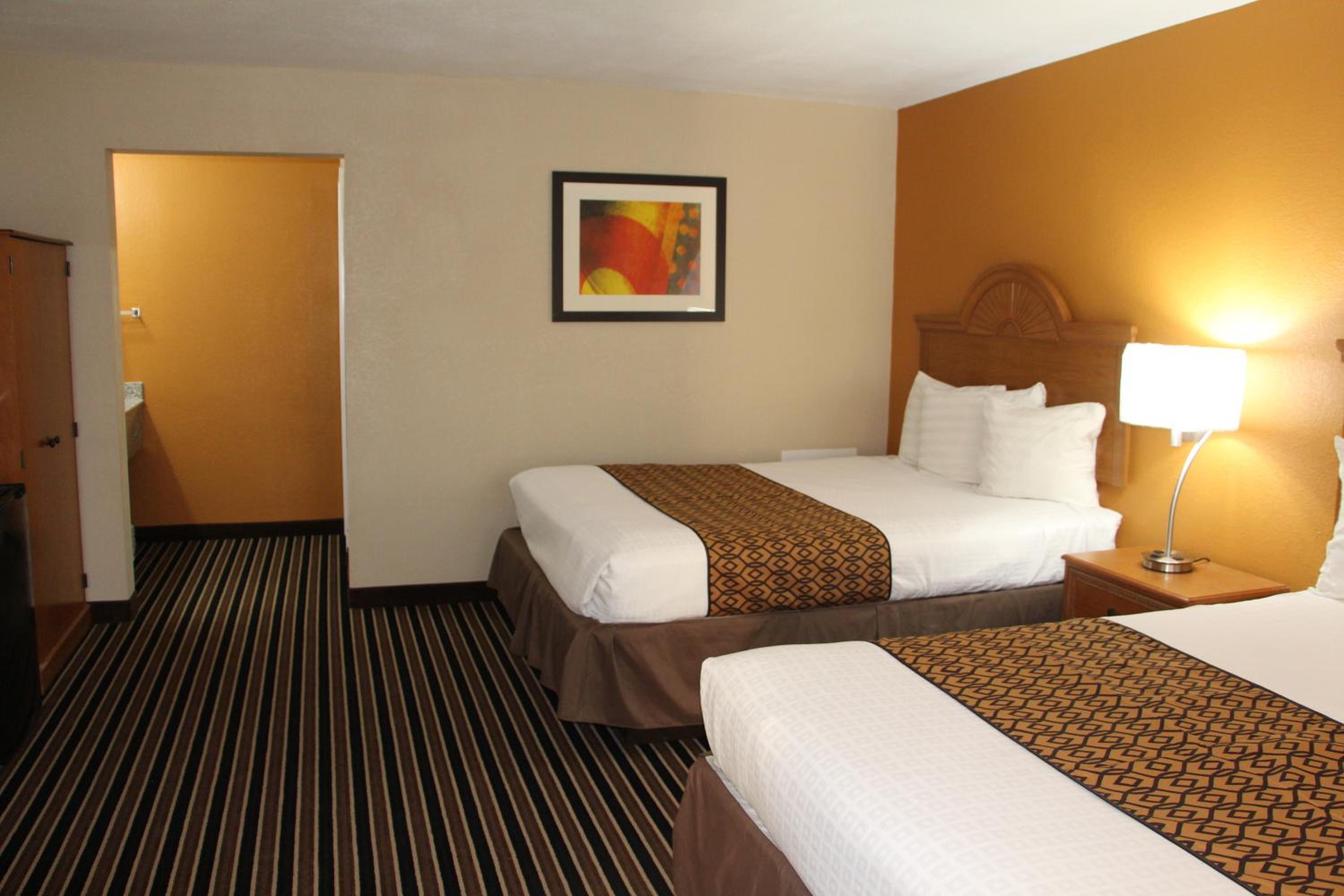 Queen Room with Two Queen Beds - Non-Smoking - Photo 14
