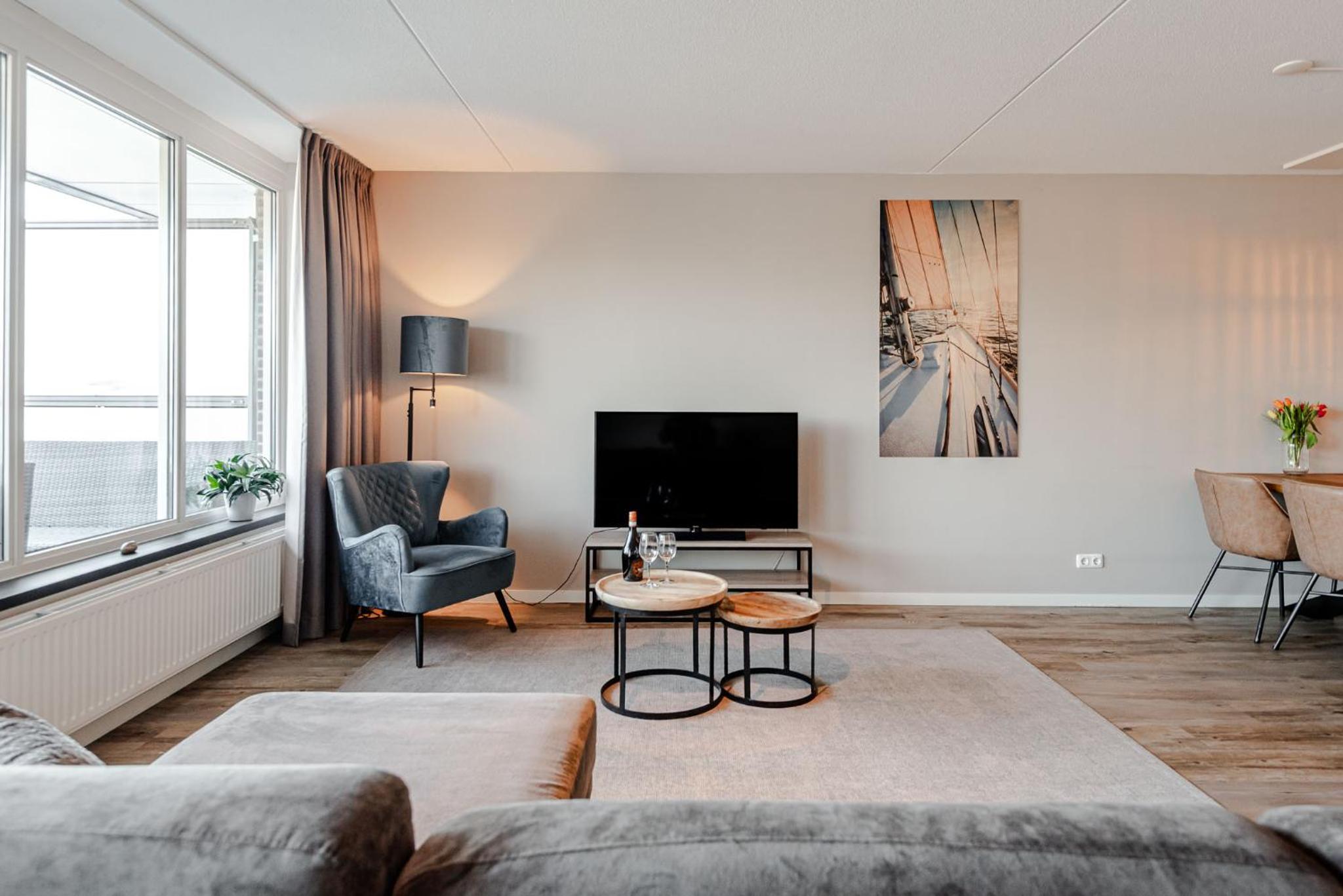 Apartment with Balcony - Photo 4