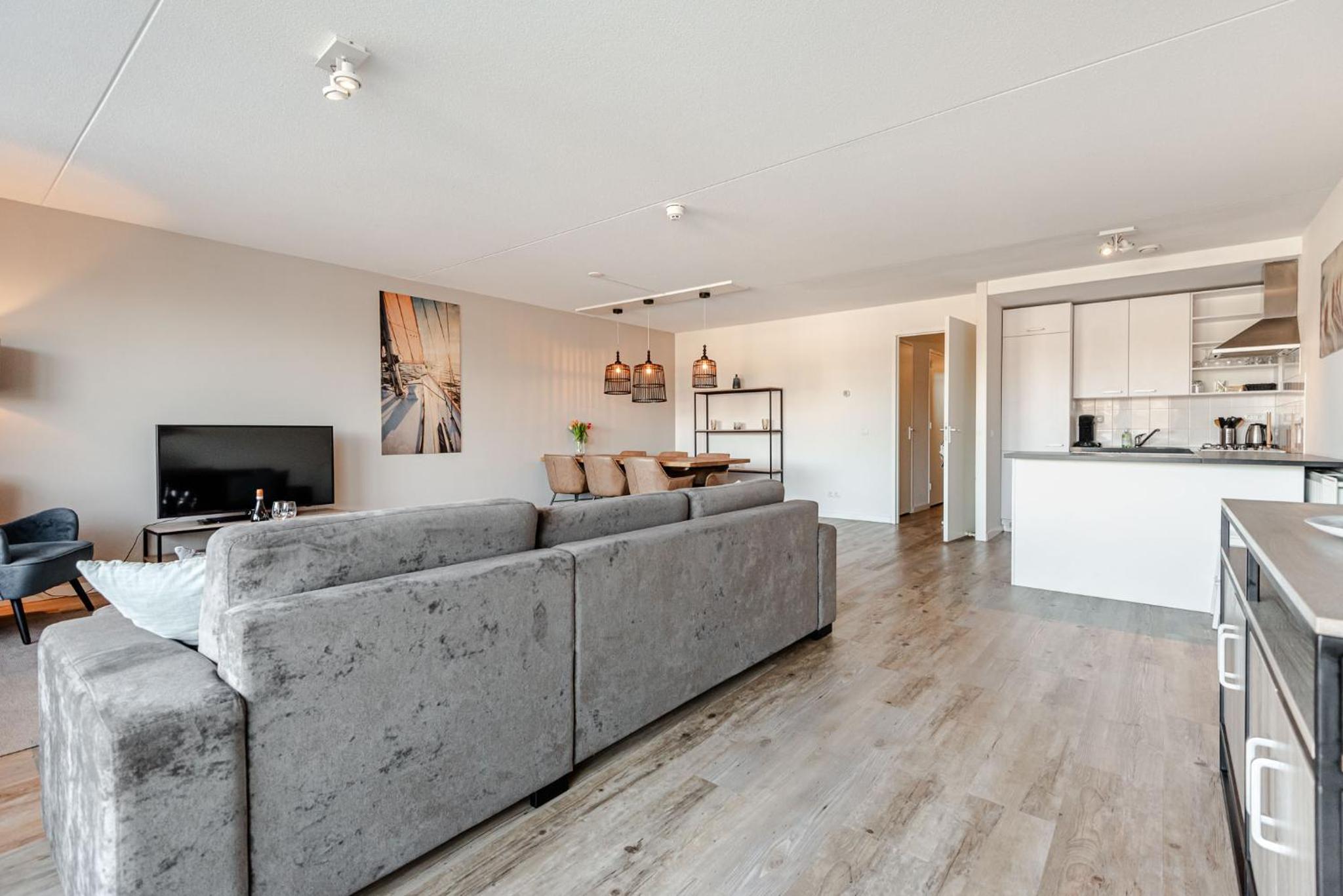 Apartment with Balcony - Photo 3