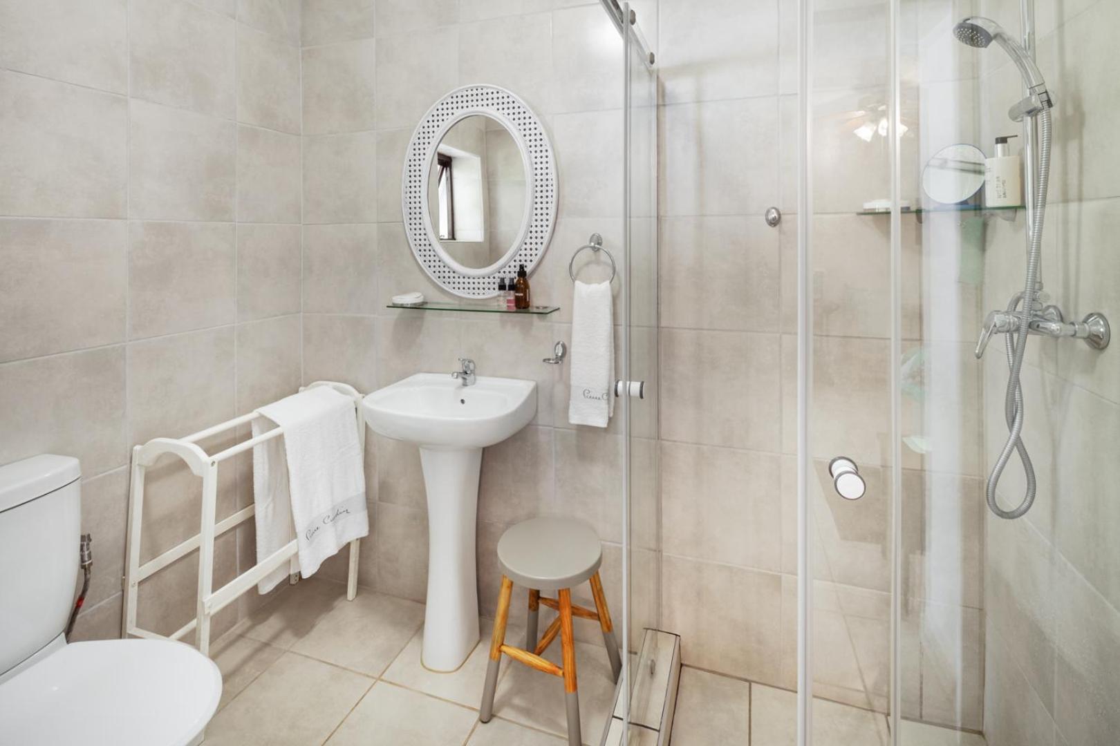 Twin Room with Private Bathroom photo 2