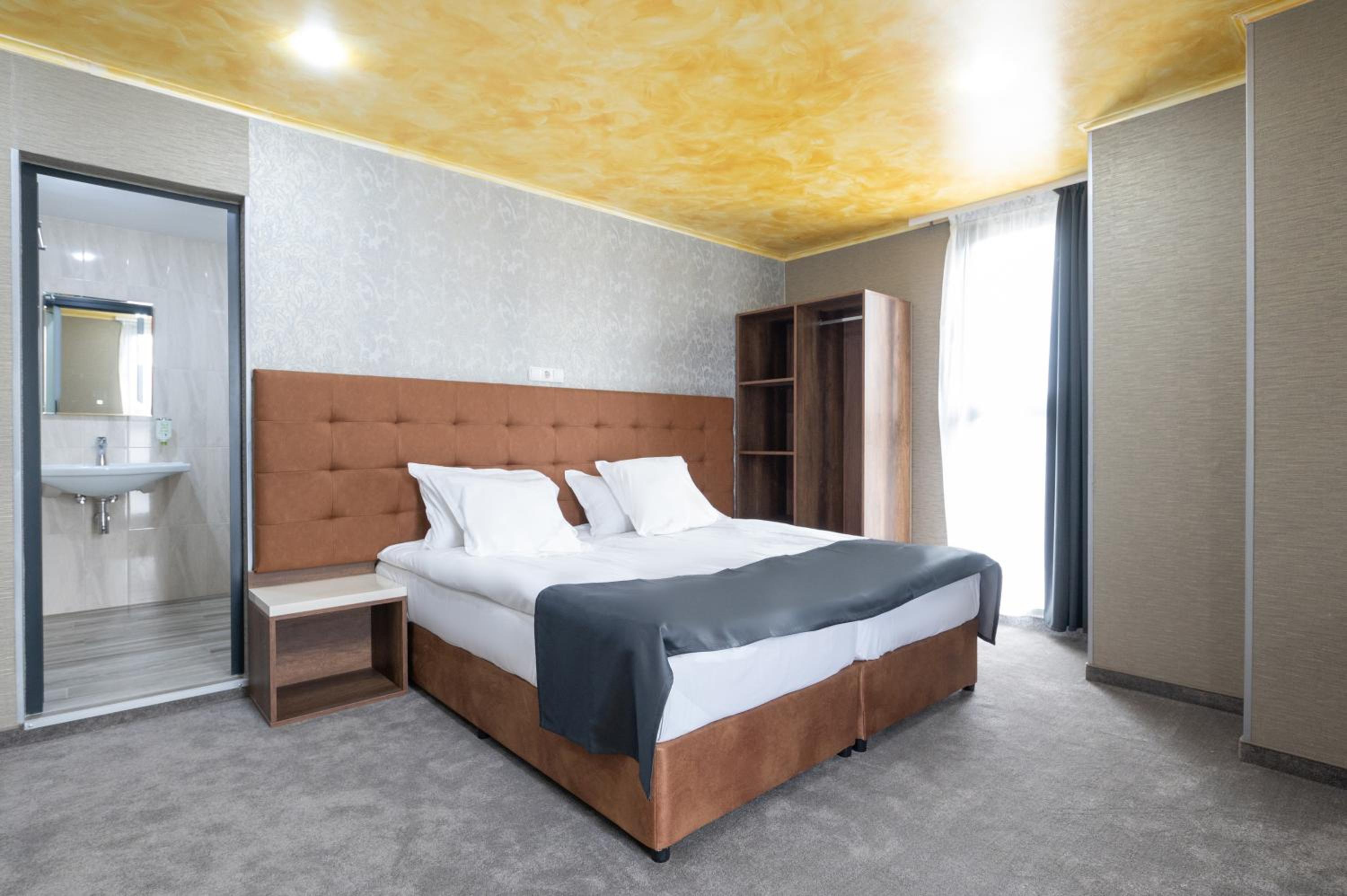 Deluxe Double Room with Extra Bed photo 1