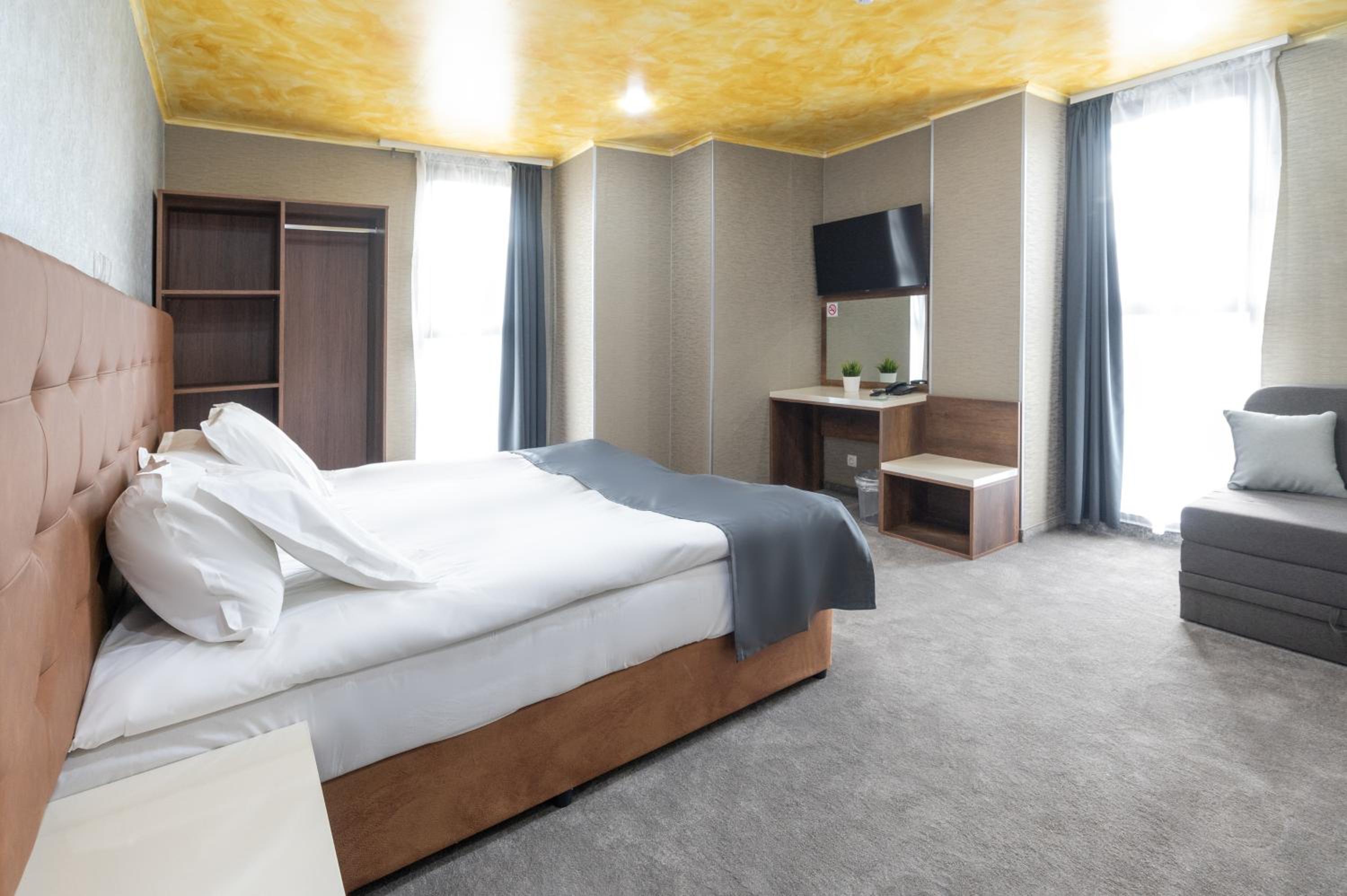 Deluxe Double Room with Extra Bed photo 3