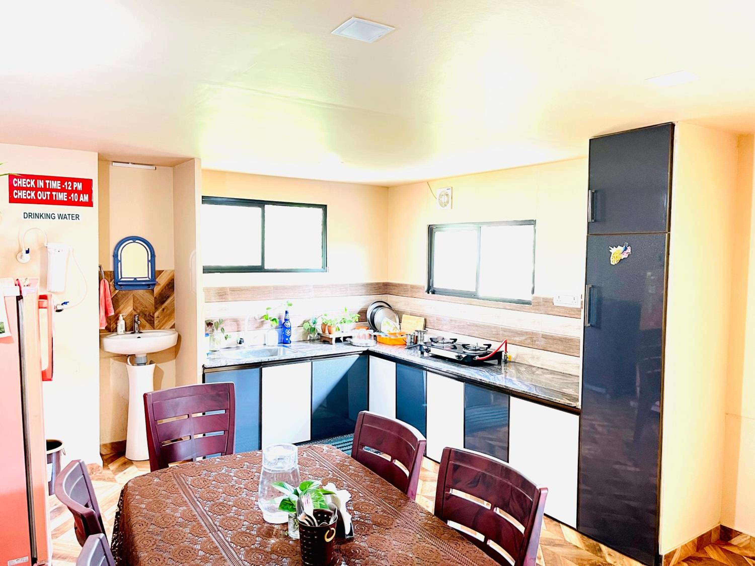 Quadruple Room with Balcony - Photo 10
