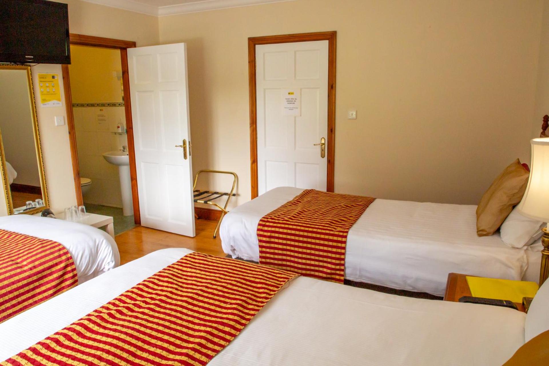 Quadruple Room with Private Bathroom - Photo 9
