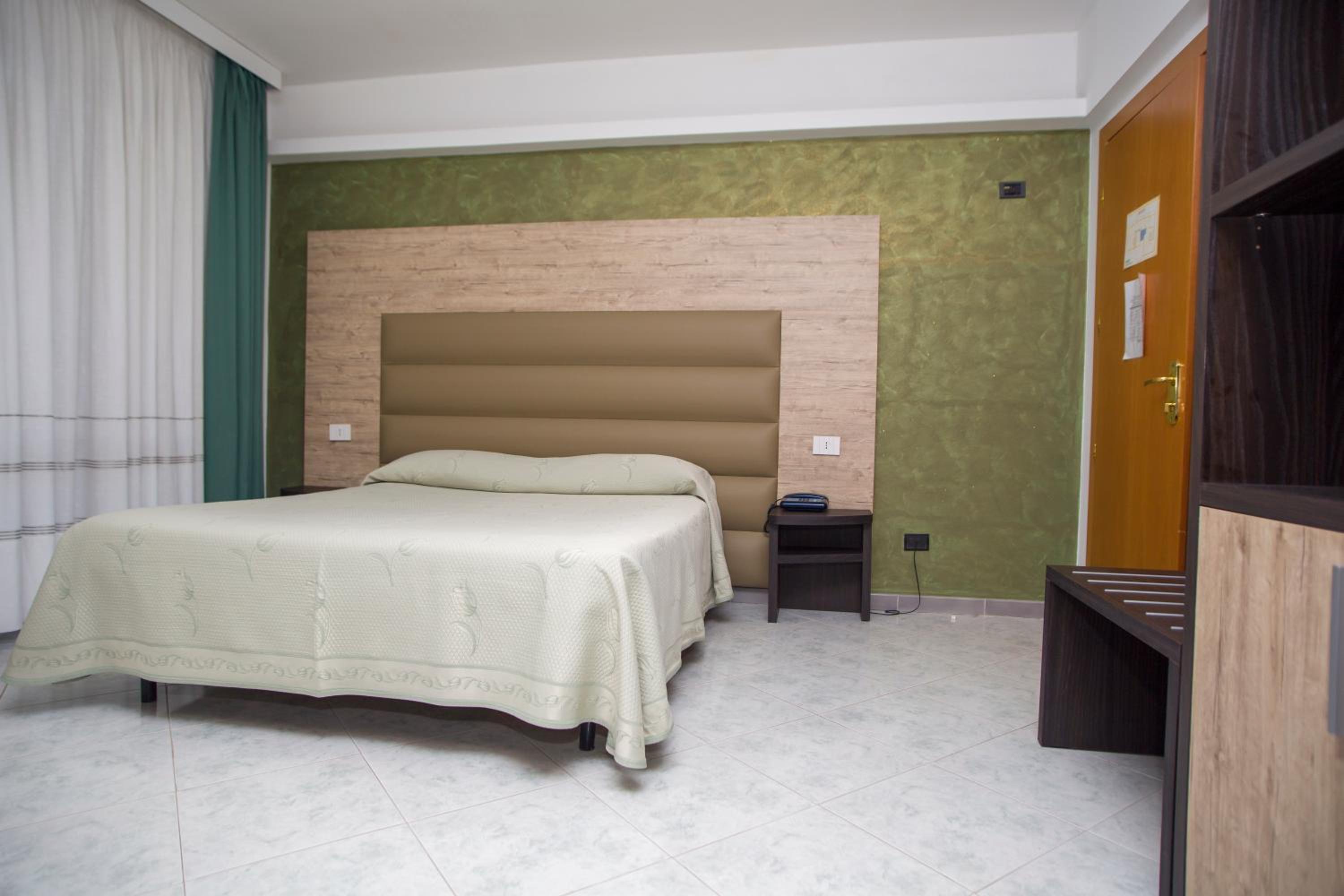 Standard Double Room - Photo 15