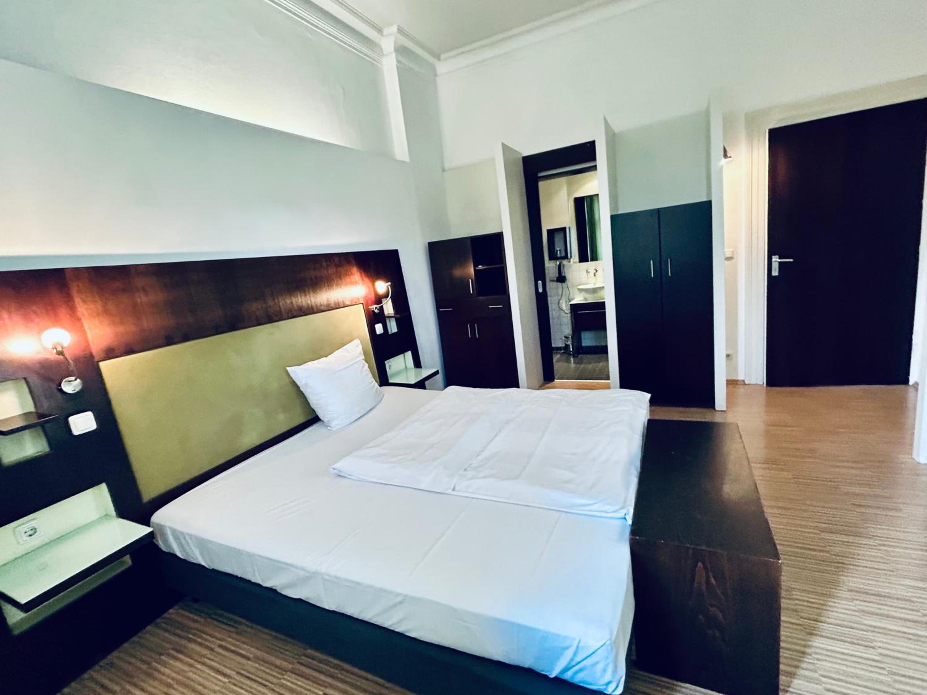 Double Room - Photo 9