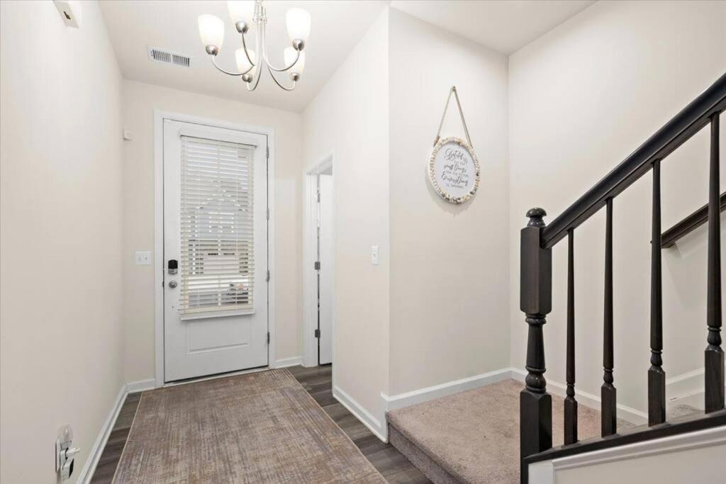 Three-Bedroom House photo 3