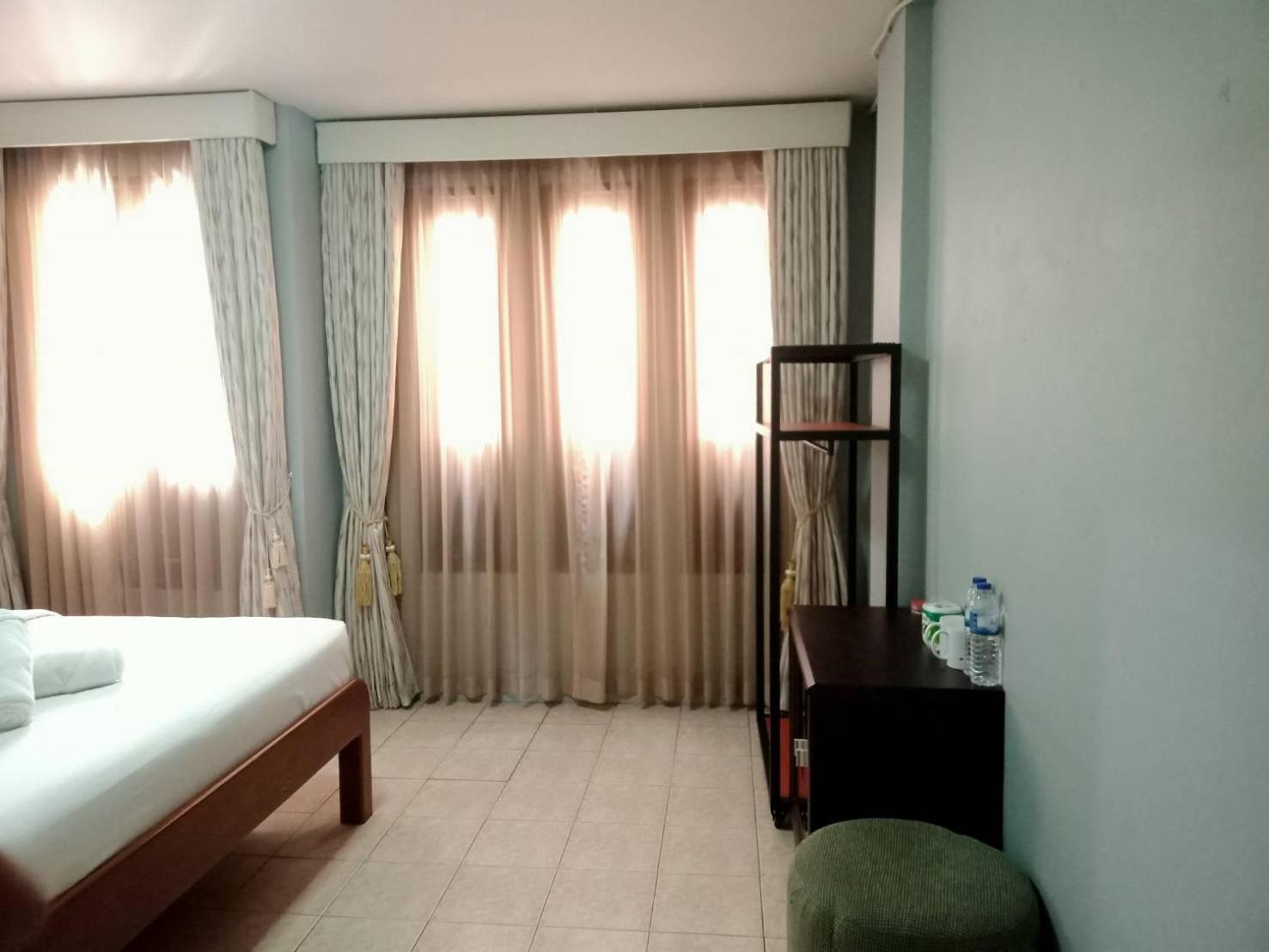 Deluxe King Room - Photo 11