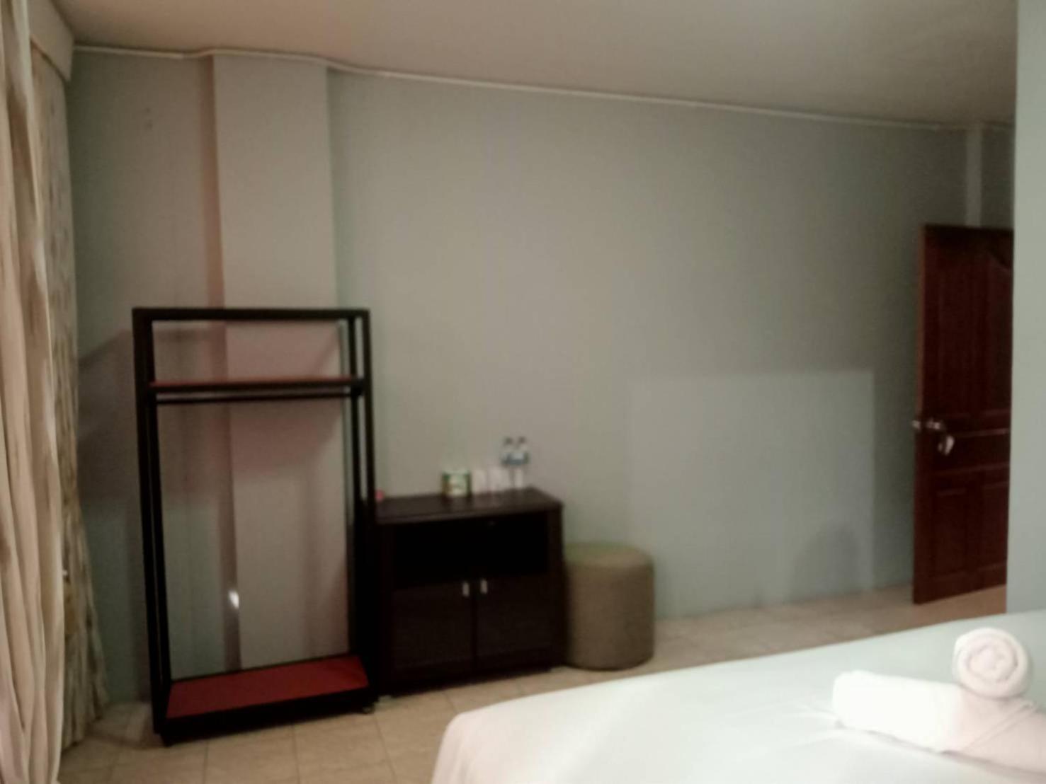Deluxe King Room - Photo 10