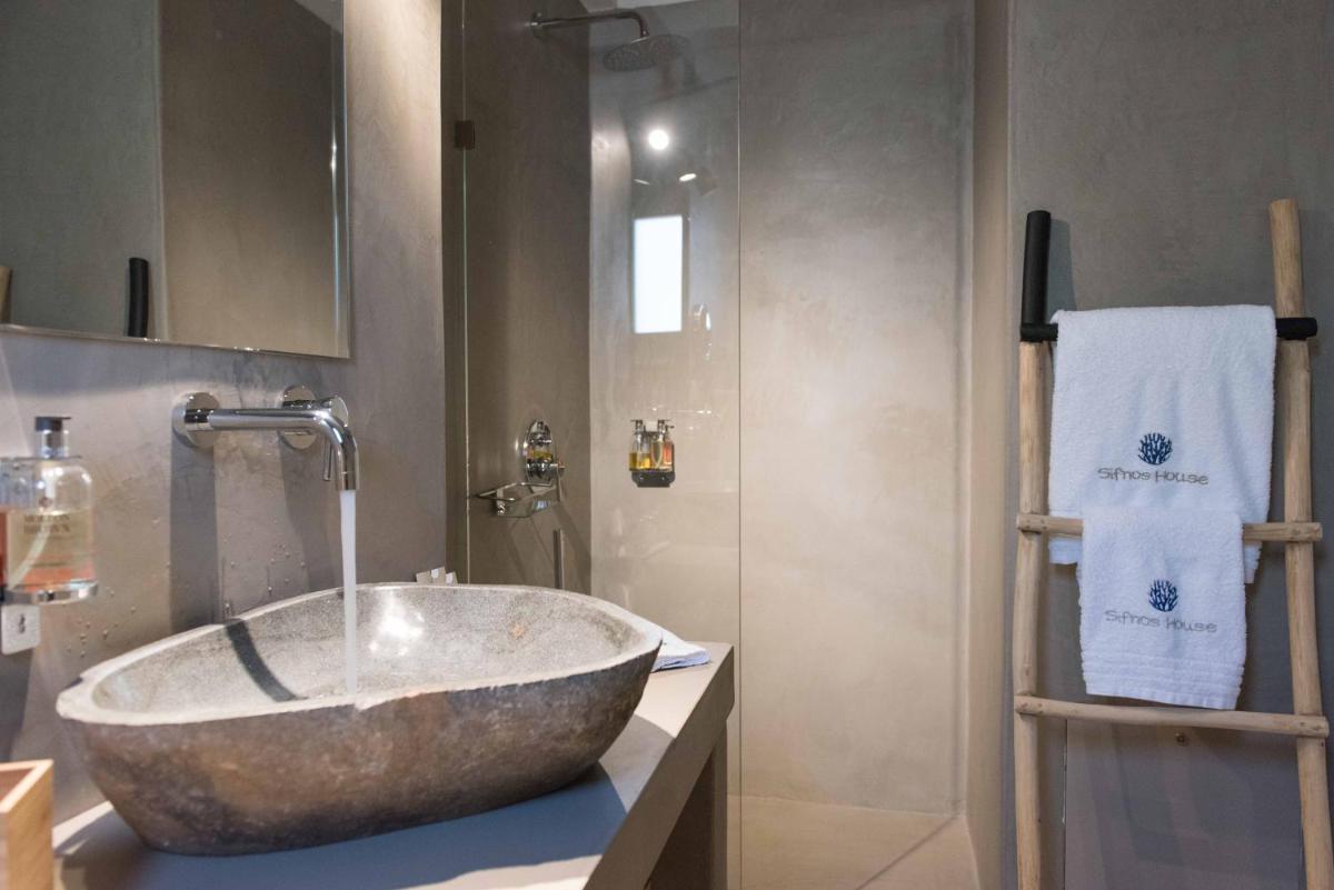  Friends & Family Suite with Sea View - Photo 17