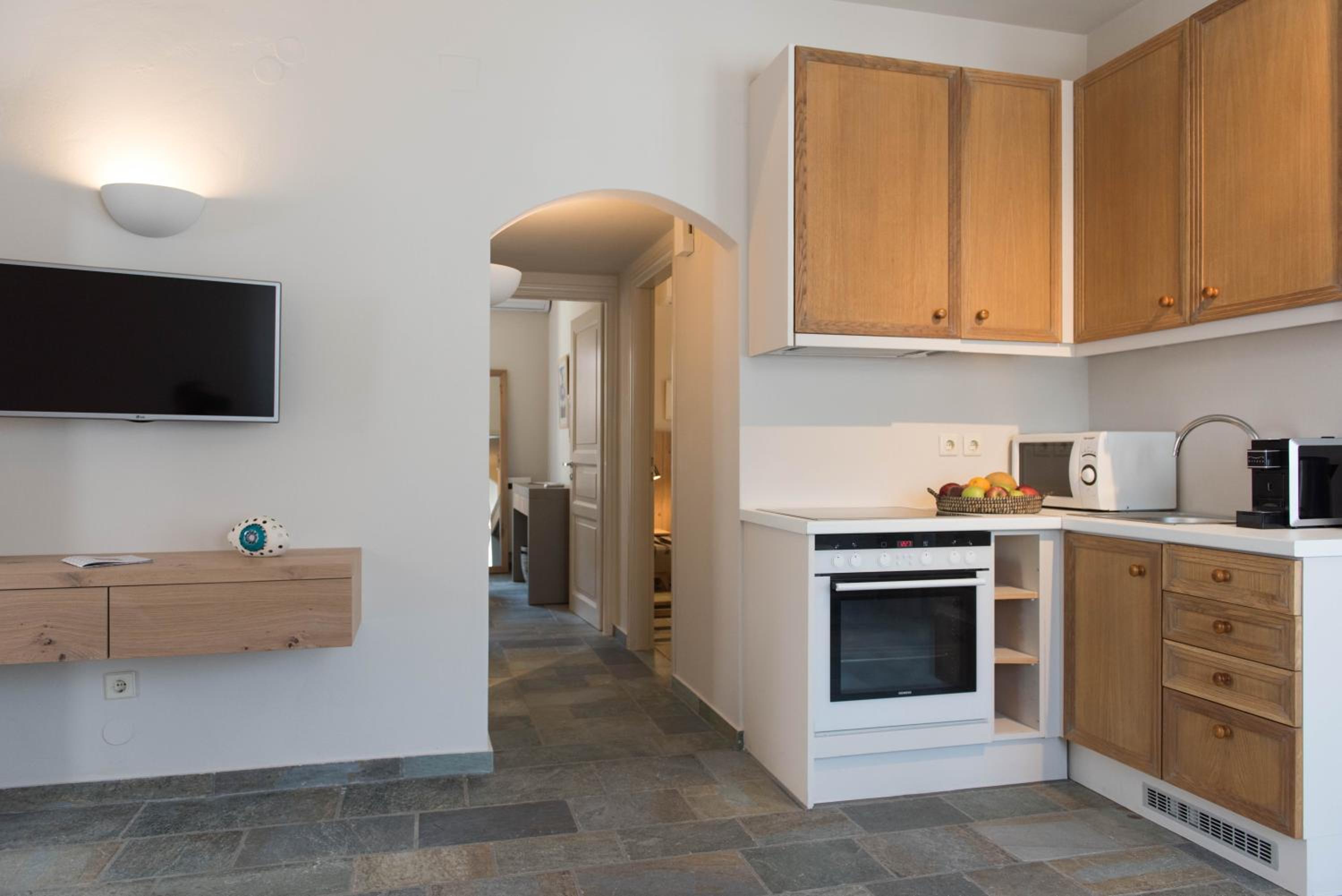  Friends & Family Suite with Sea View - Photo 12