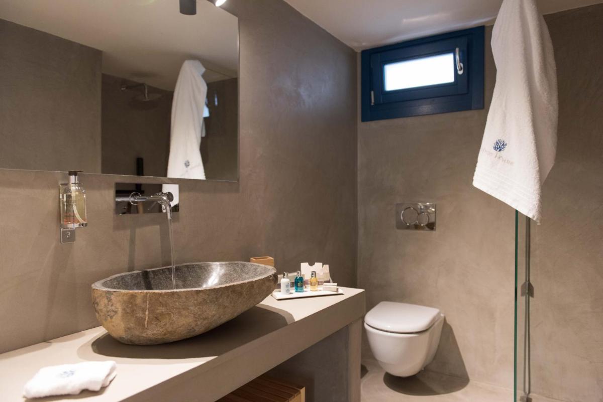  Friends & Family Suite with Sea View - Photo 15