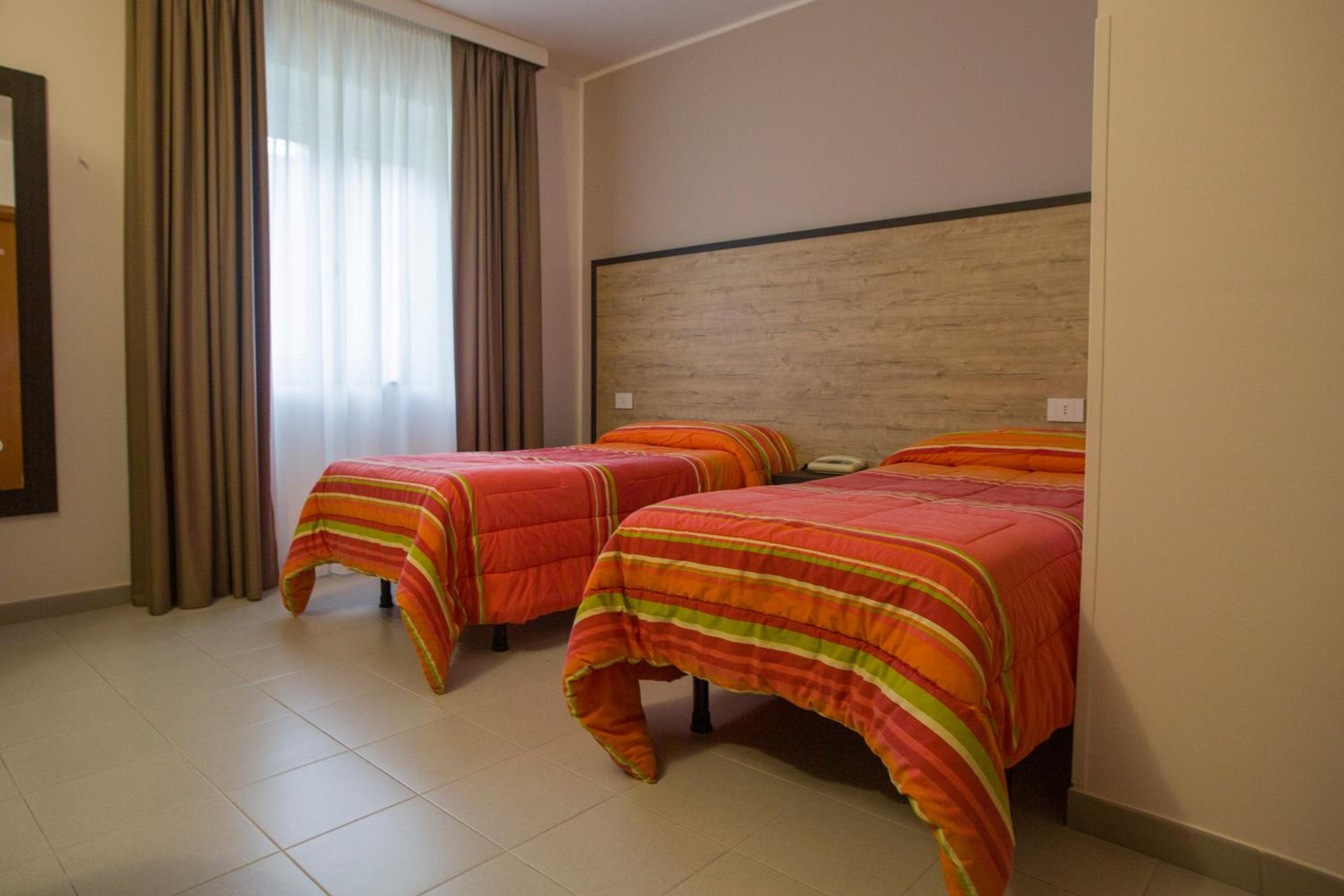 Standard Twin Room - Photo 1