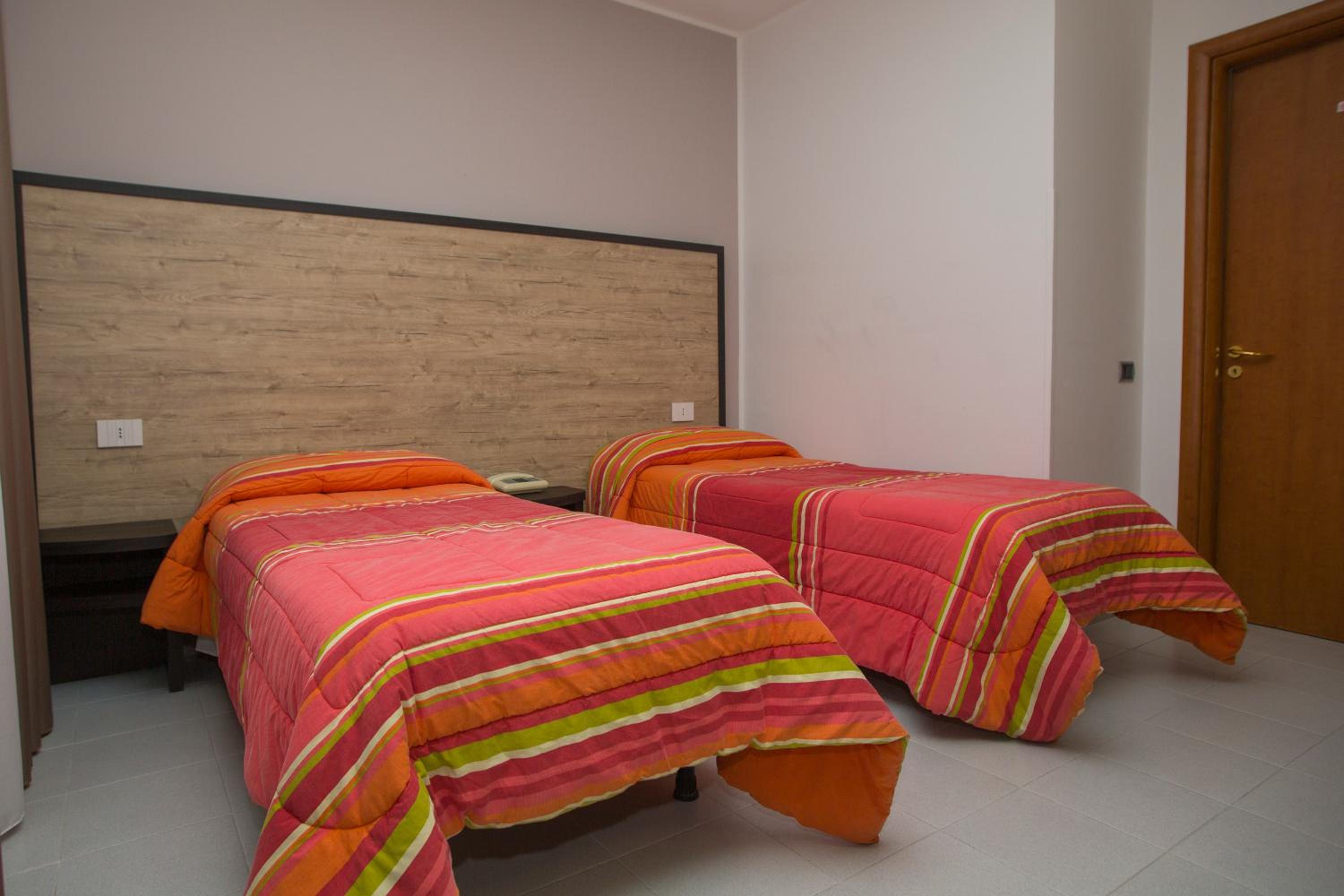Standard Twin Room - Photo 4
