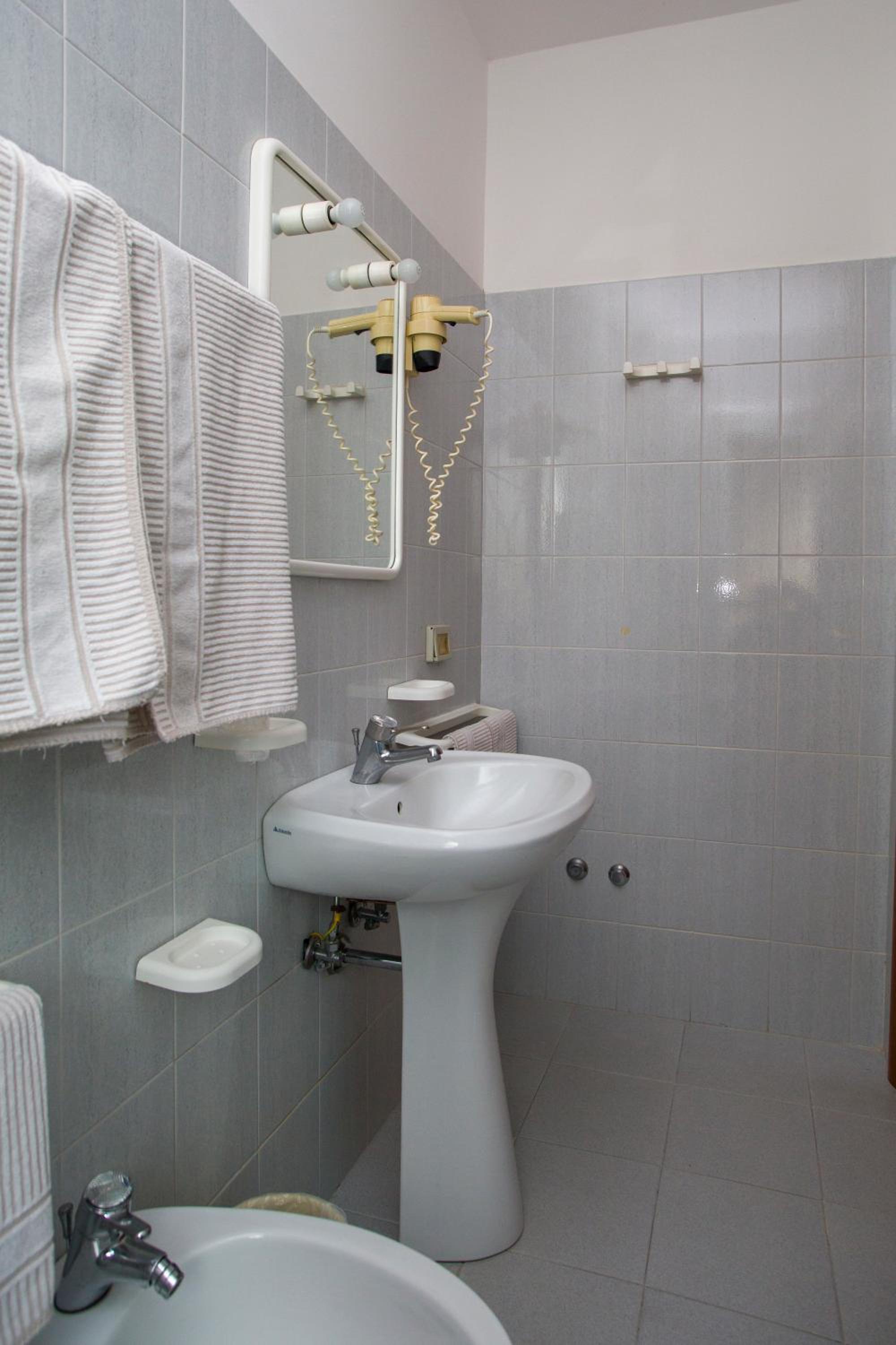 Standard Twin Room - Photo 2