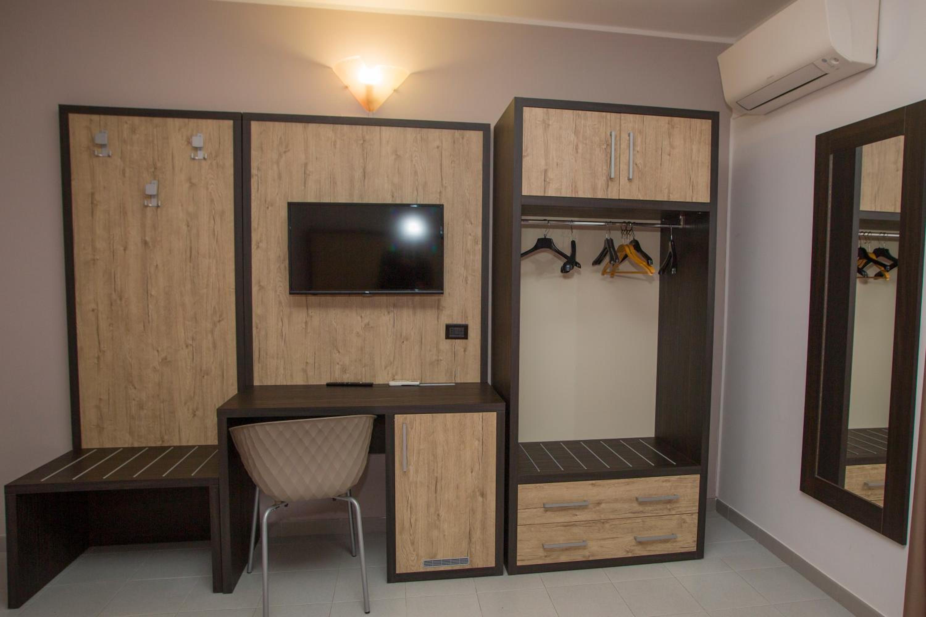 Standard Twin Room - Photo 3