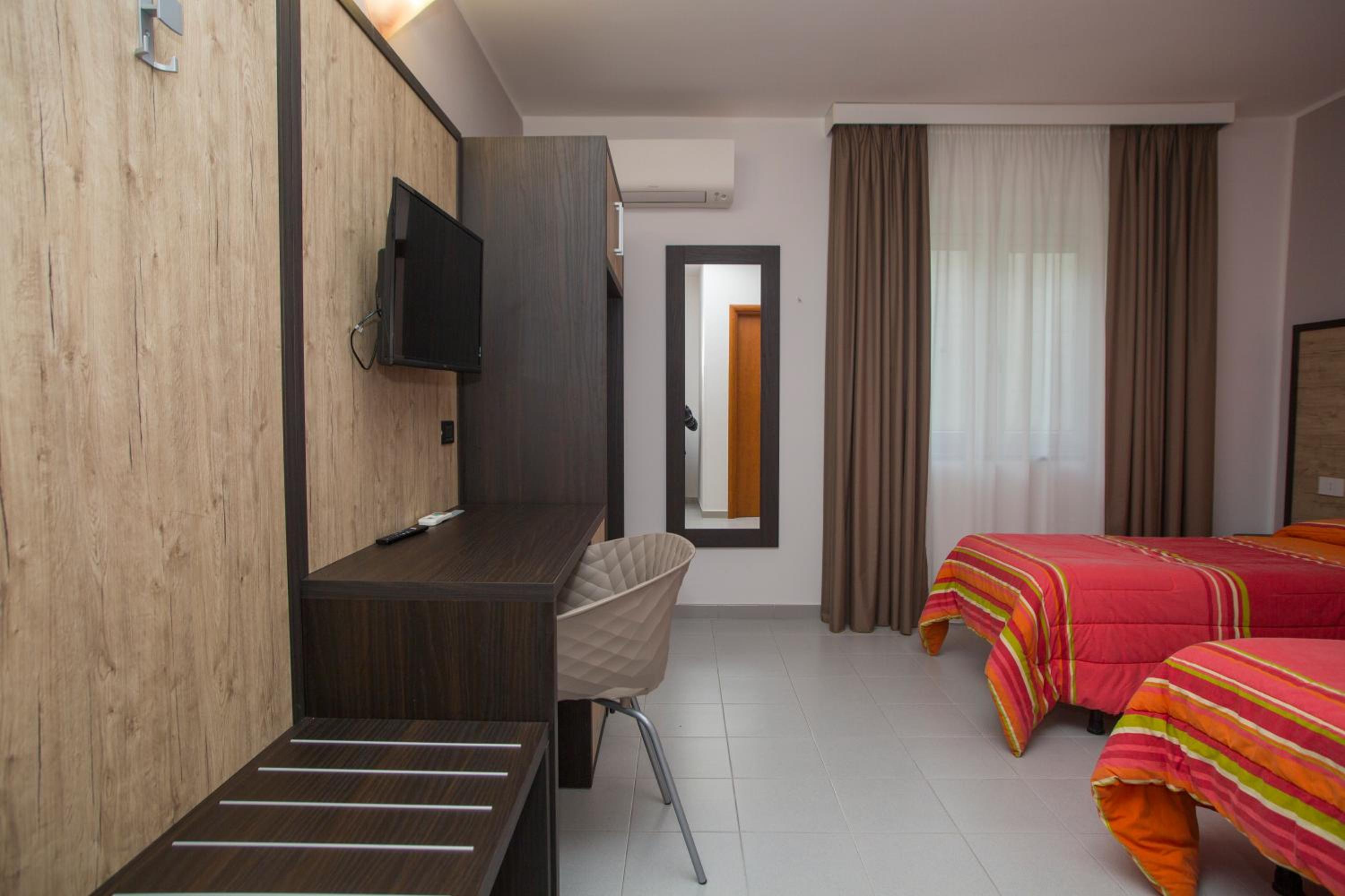 Standard Twin Room - Photo 7