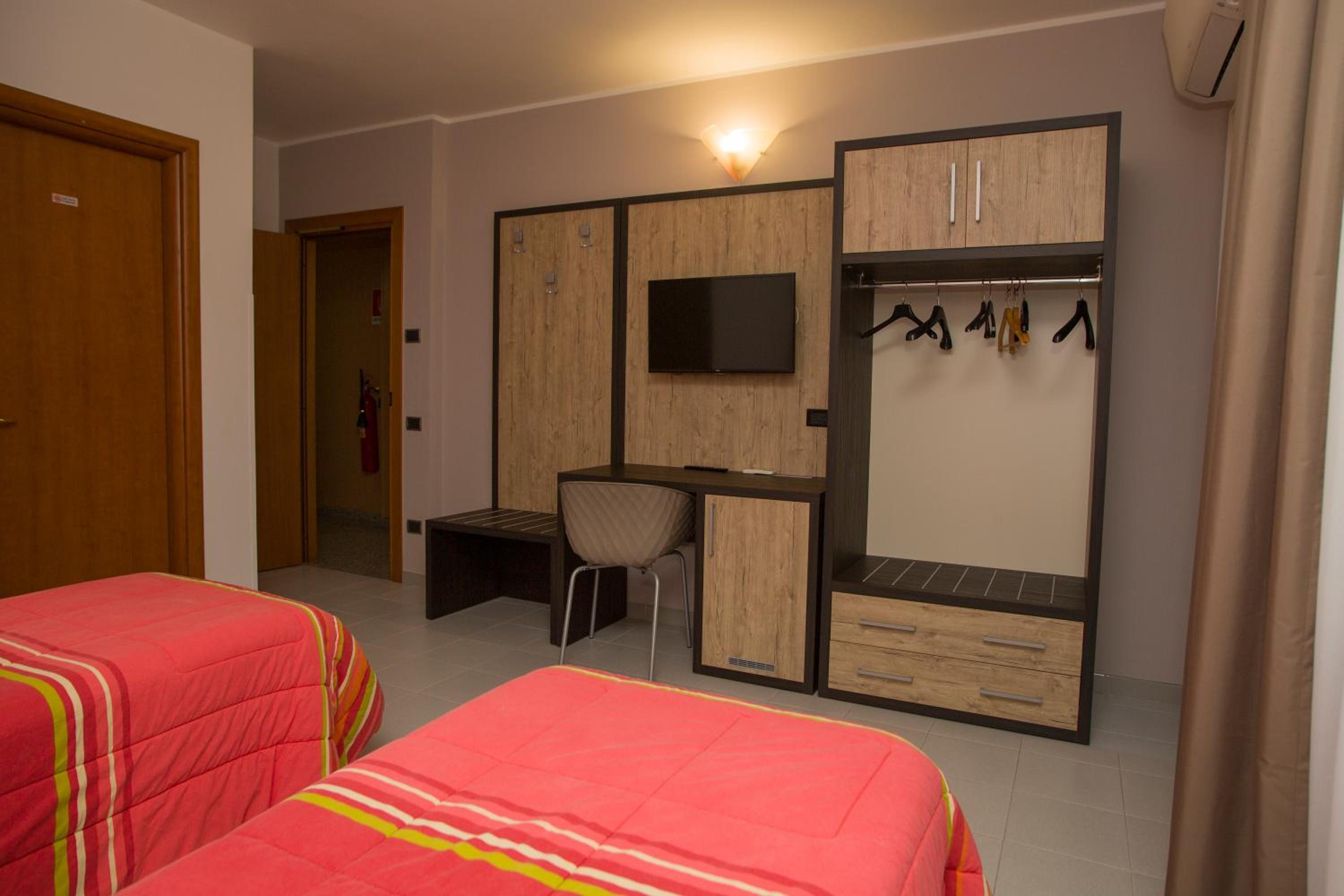 Standard Twin Room - Photo 6