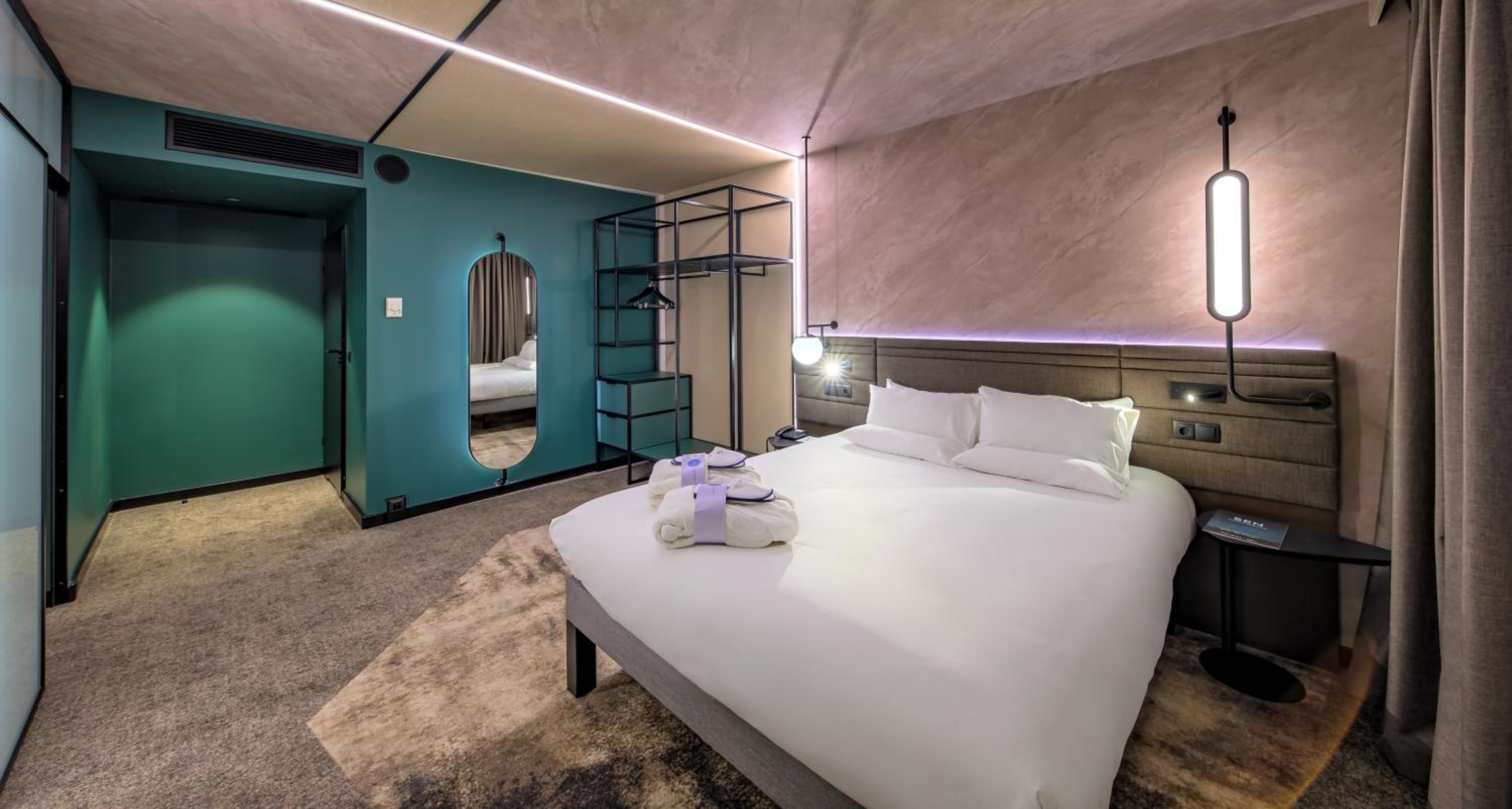 Junior Suite with Queen Bed and Sofa Bed photo 3