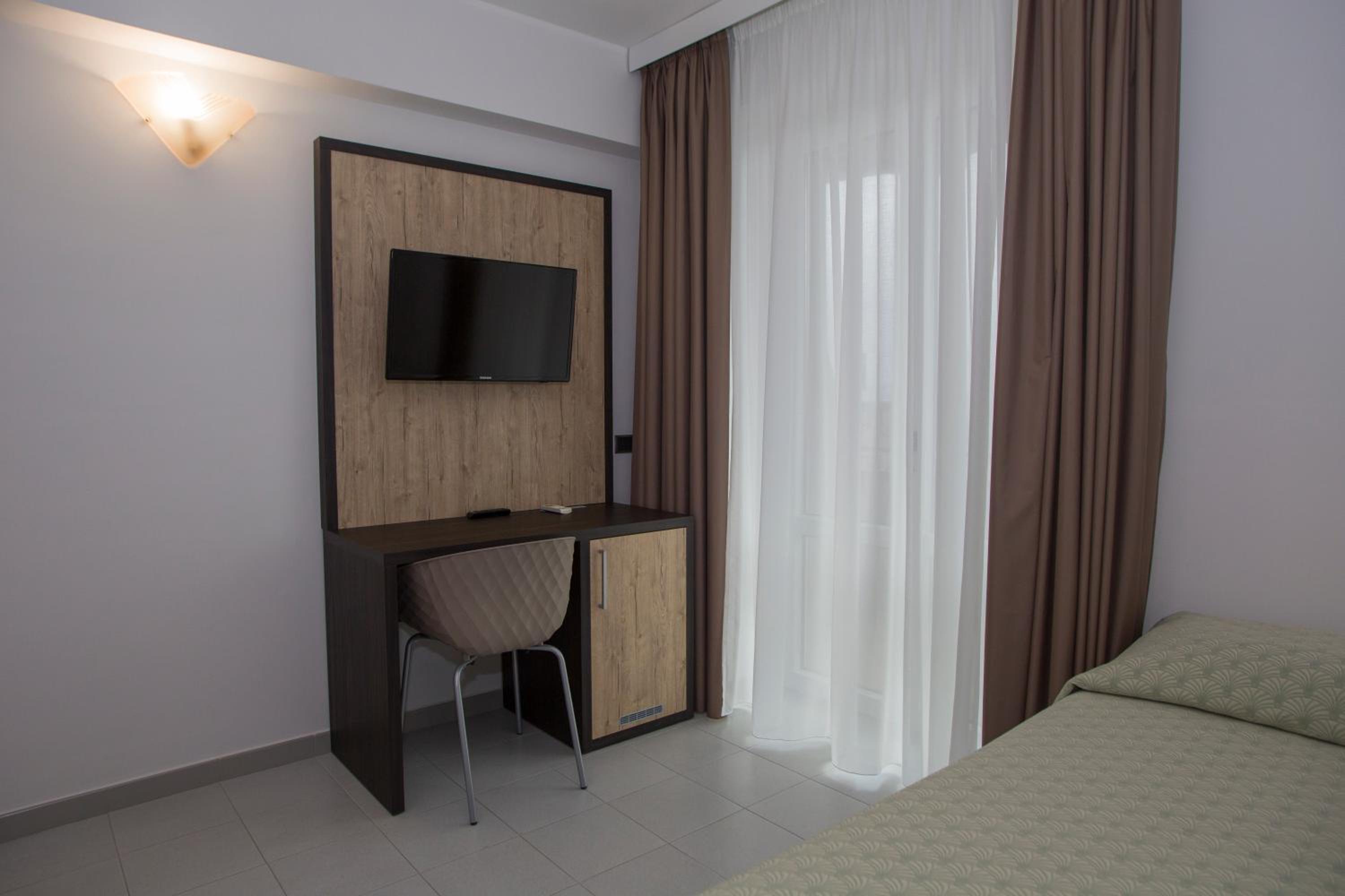 Standard Double Room - Photo 16