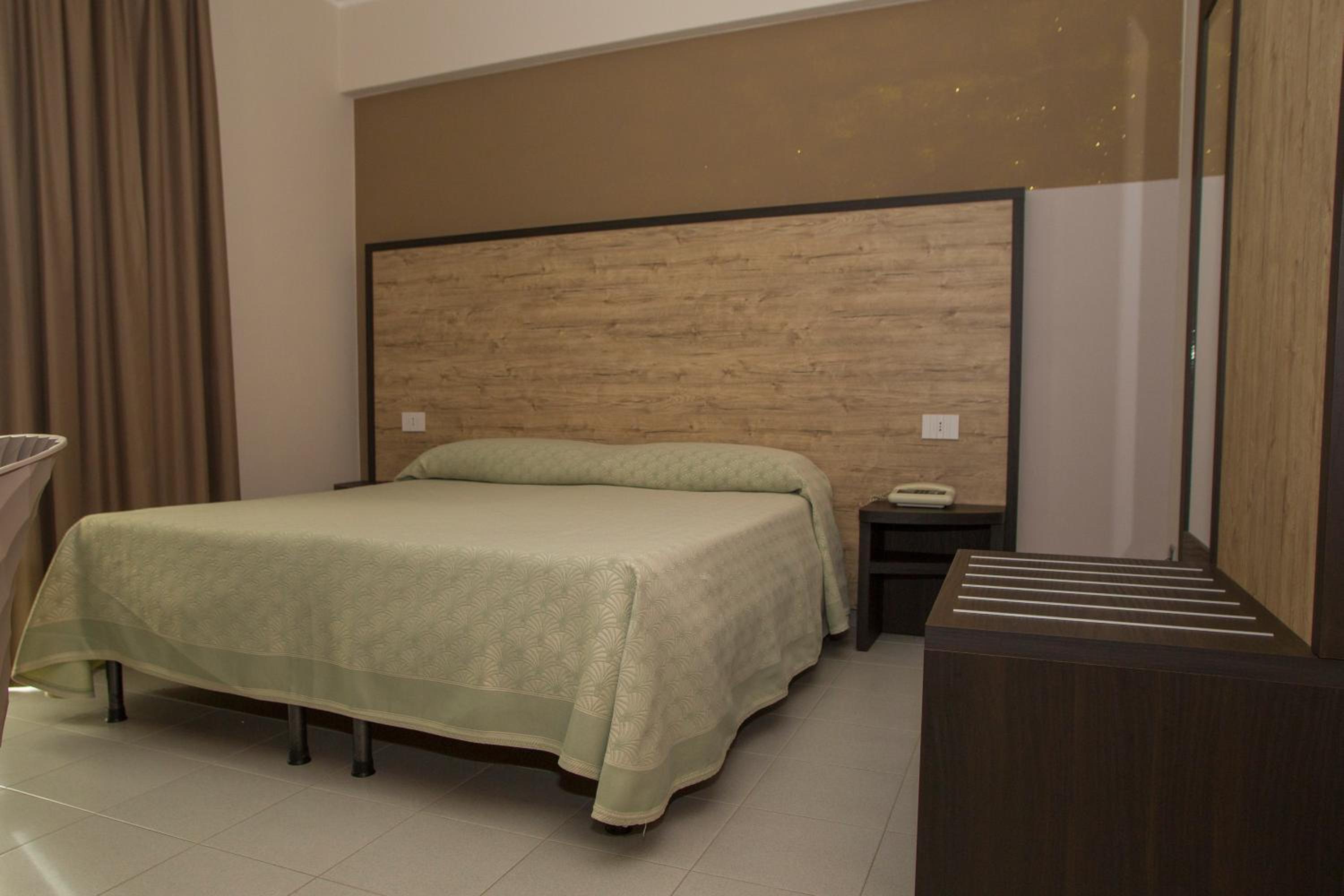 Standard Double Room - Photo 13
